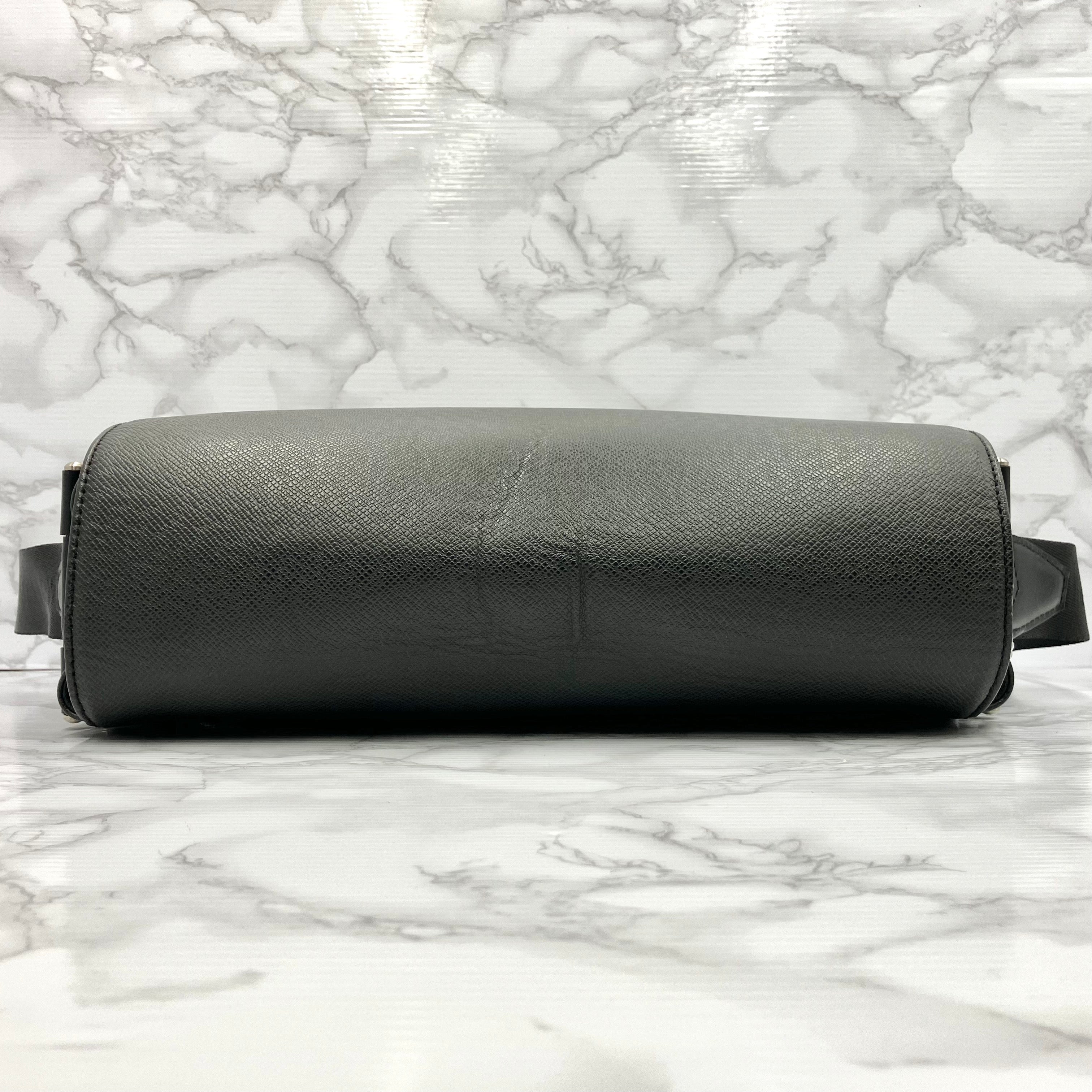 LOUIS VUITTON Taiga Victor Shoulder bag