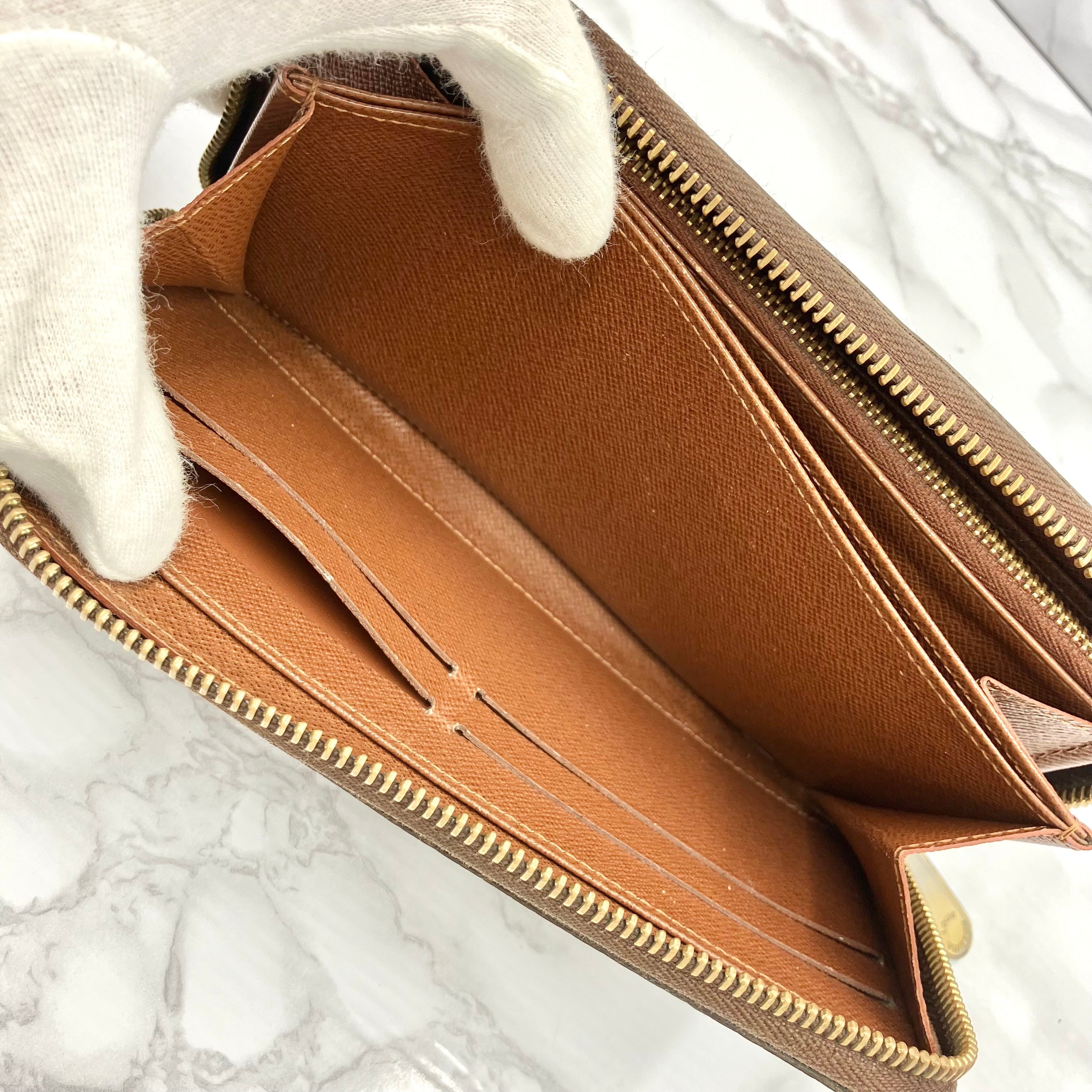 LOUIS VUITTON Monogram zippy