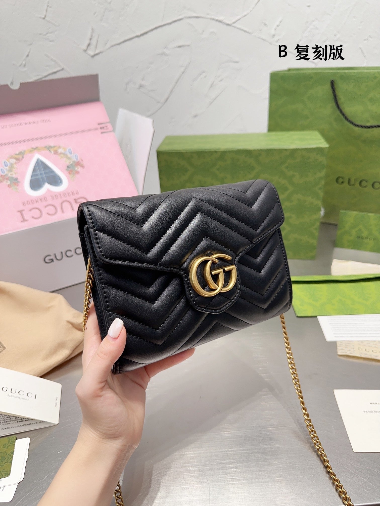 GC558 GG Marmont Chain Wallet / 8"W x 5"H x 1.5"D