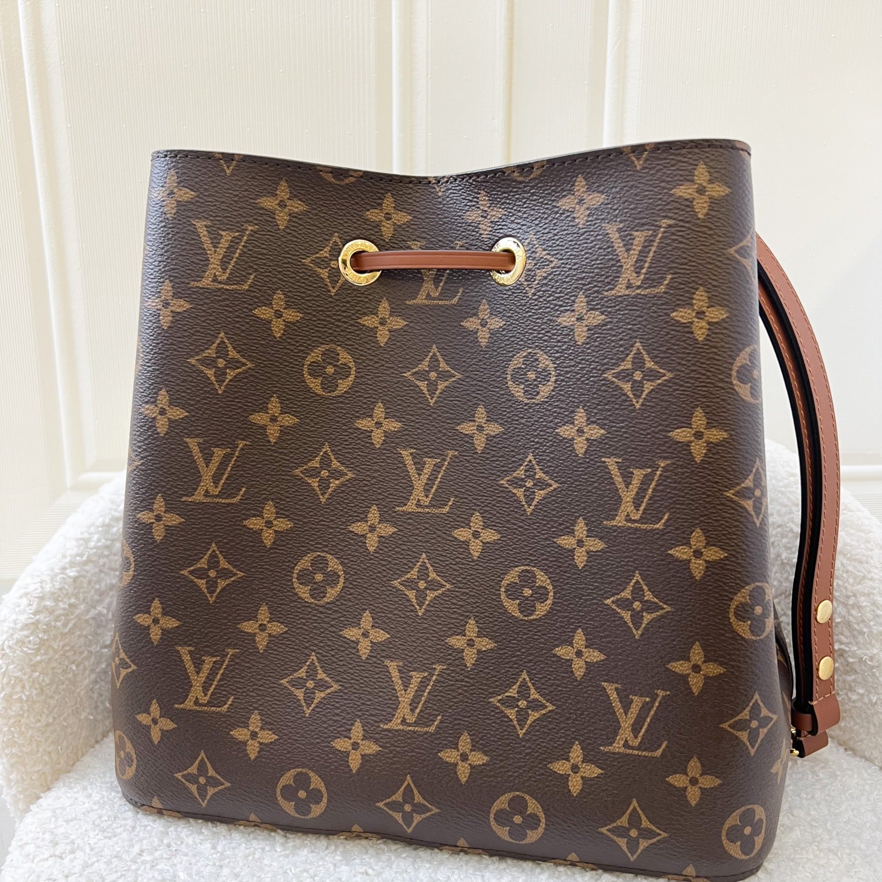 LV Neonoe MM in Monogram Canvas, Caramel Strap and GHW