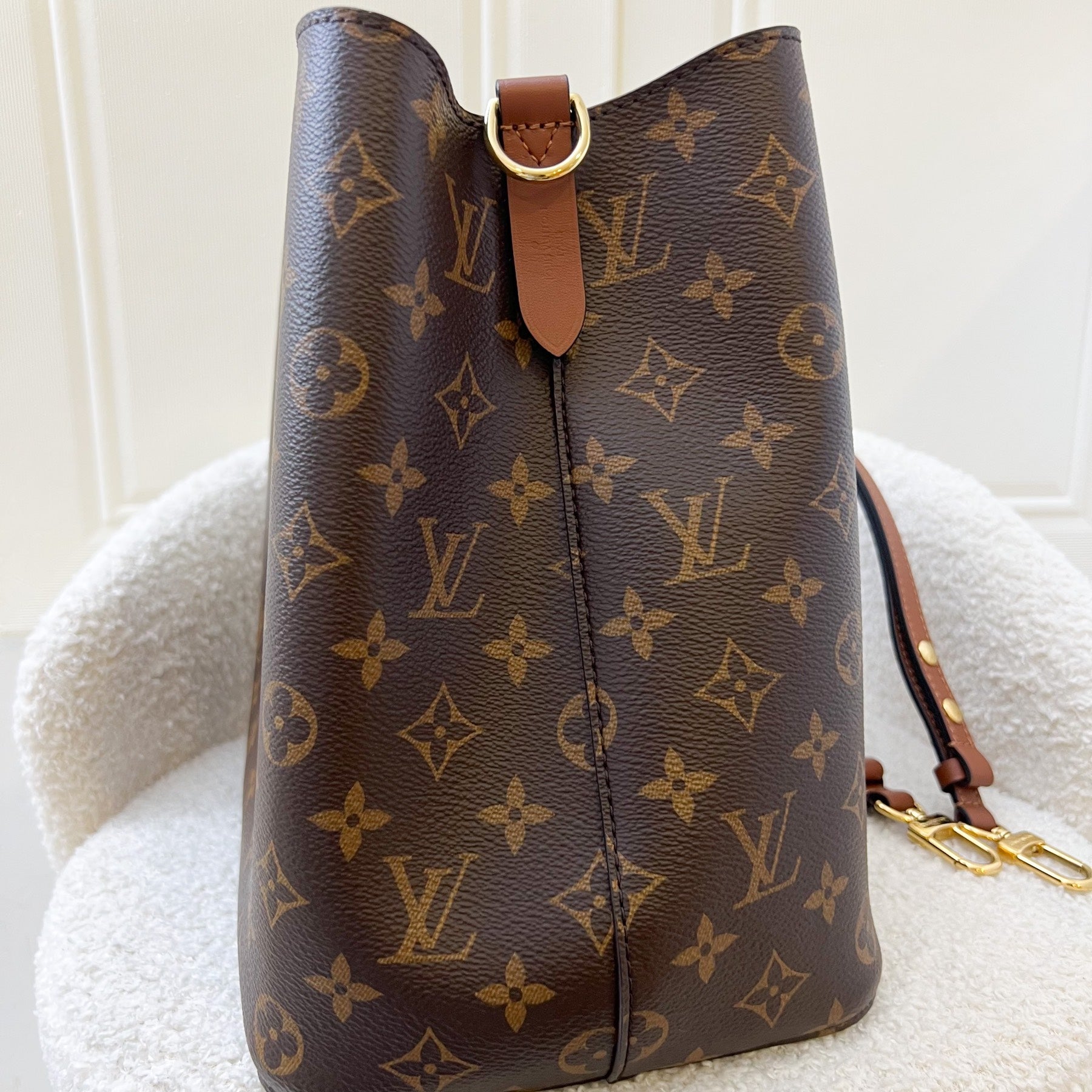 LV Neonoe MM in Monogram Canvas, Caramel Strap and GHW