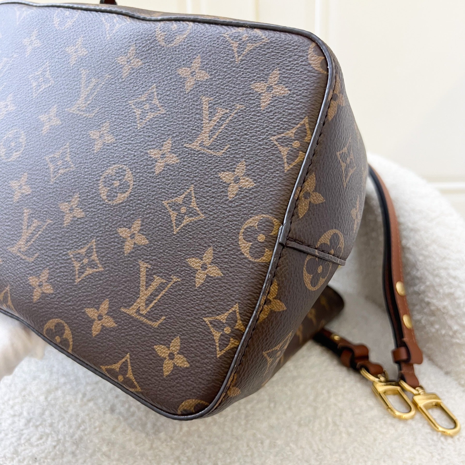 LV Neonoe MM in Monogram Canvas, Caramel Strap and GHW