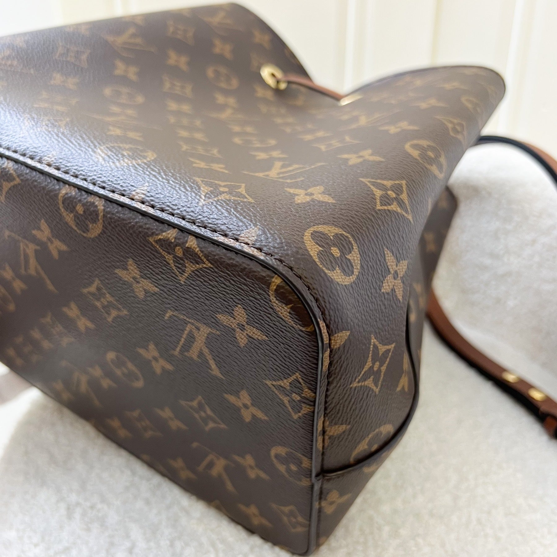 LV Neonoe MM in Monogram Canvas, Caramel Strap and GHW