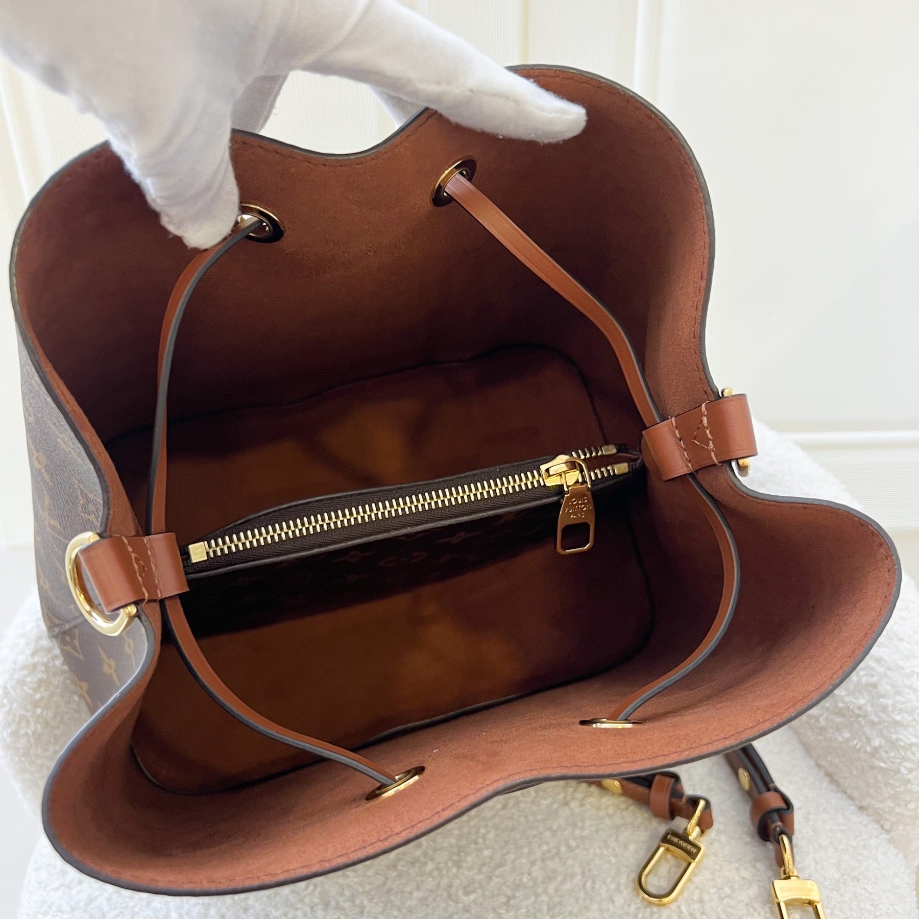 LV Neonoe MM in Monogram Canvas, Caramel Strap and GHW