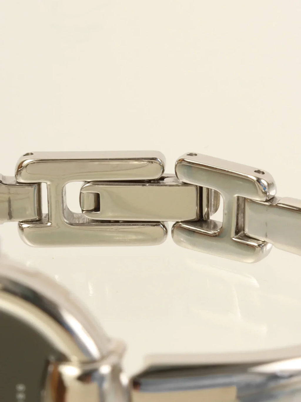 GUCCI Round Face Logo Bangle Watch Silver/Black