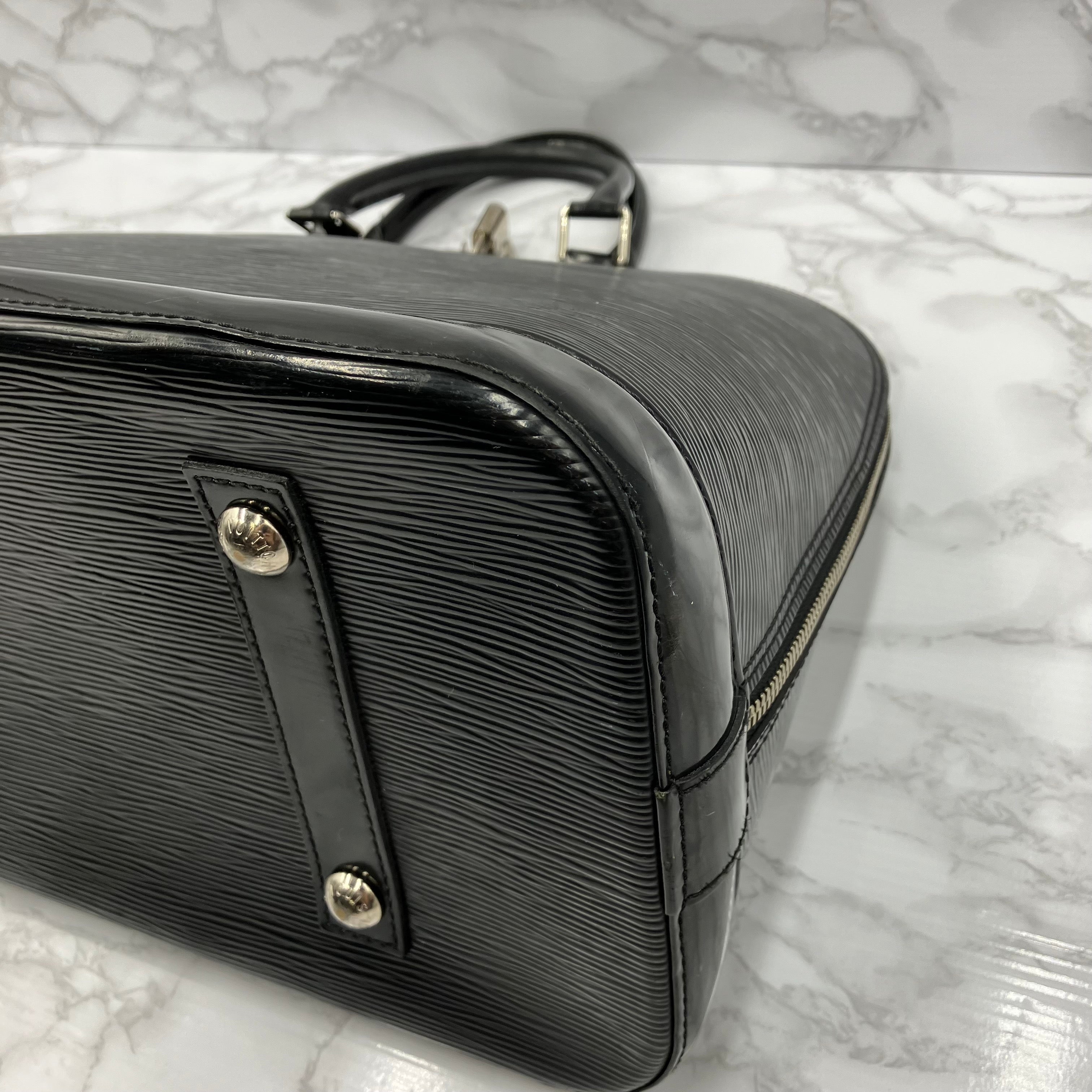 LOUISU VUITTON Epi Alma MM handbag