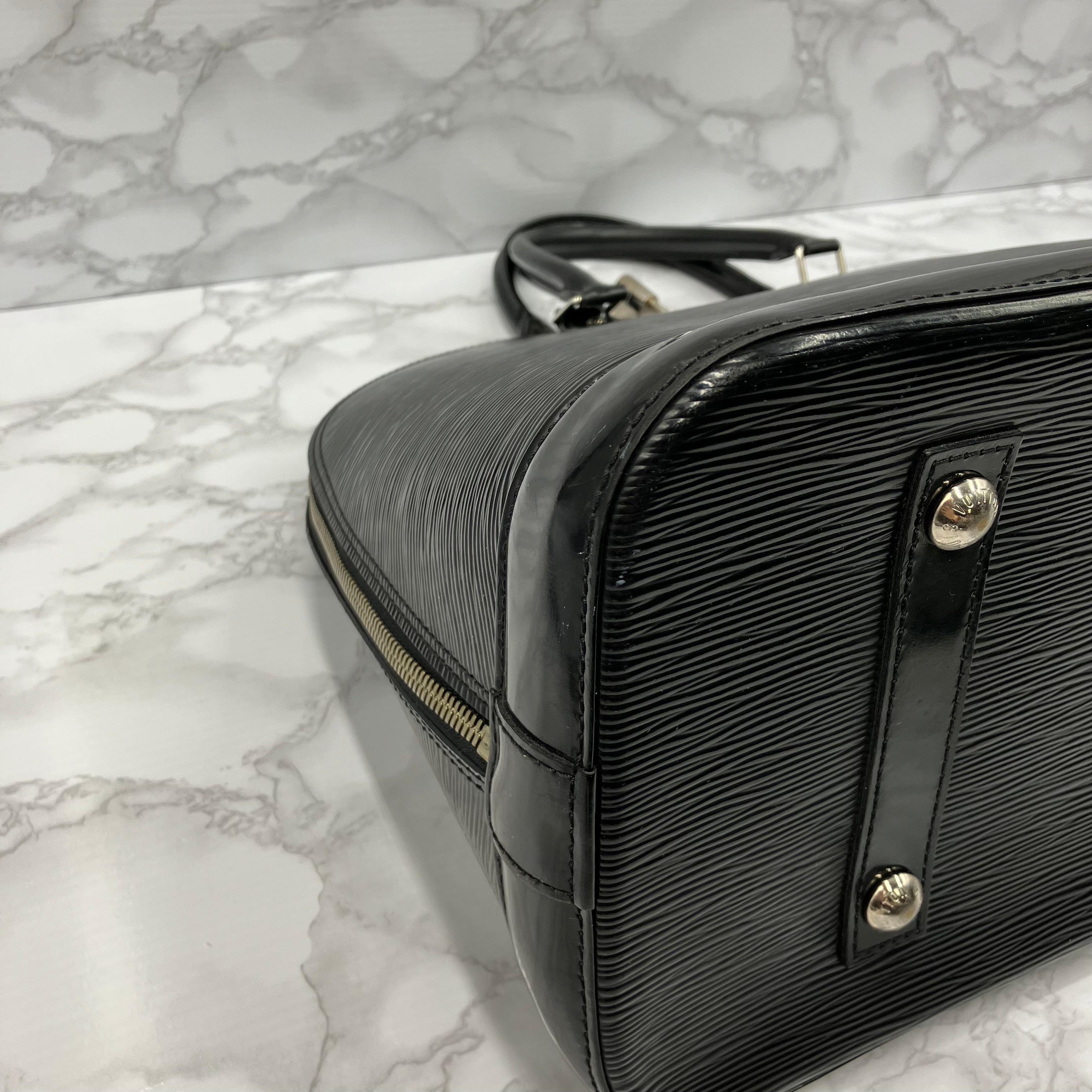 LOUISU VUITTON Epi Alma MM handbag