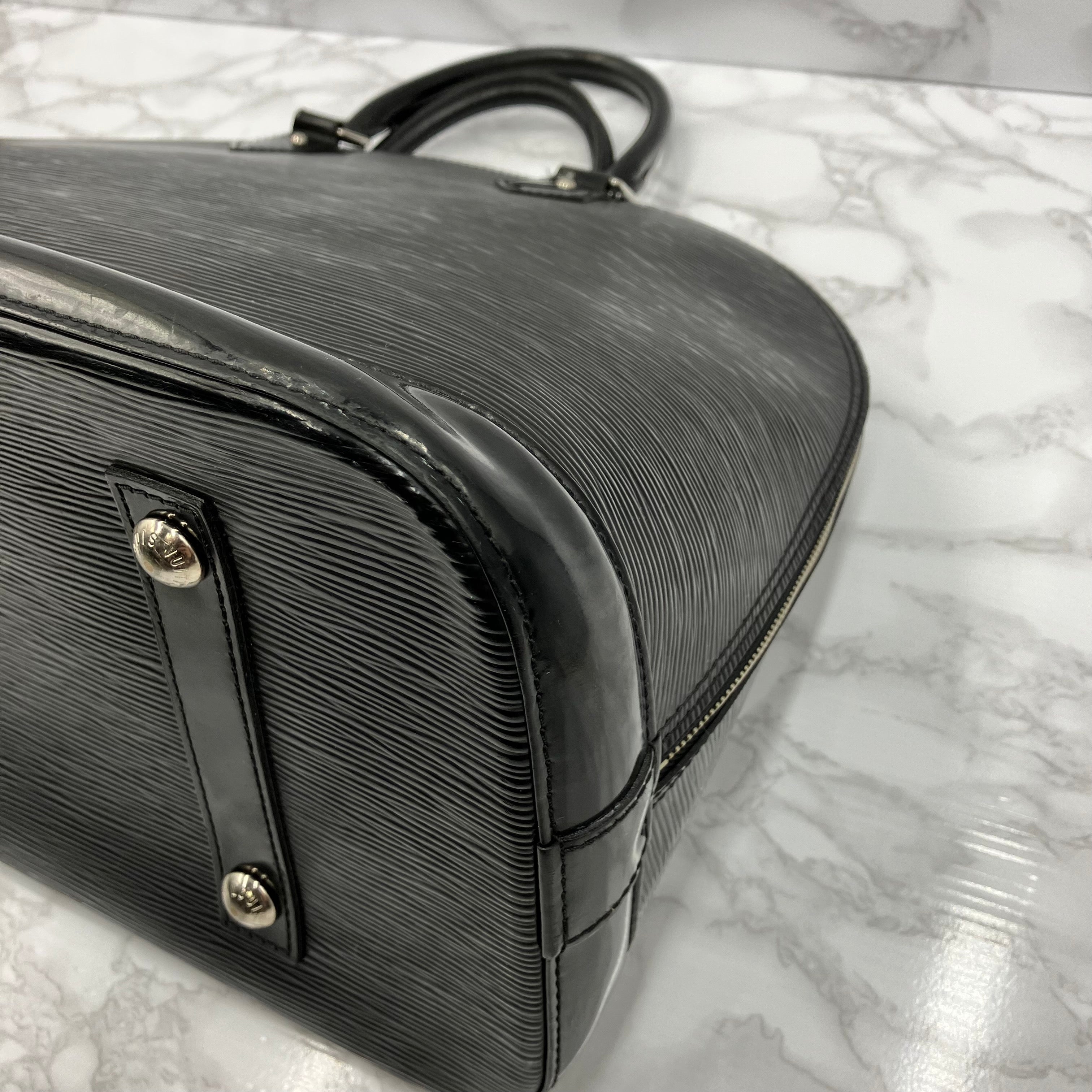 LOUISU VUITTON Epi Alma MM handbag