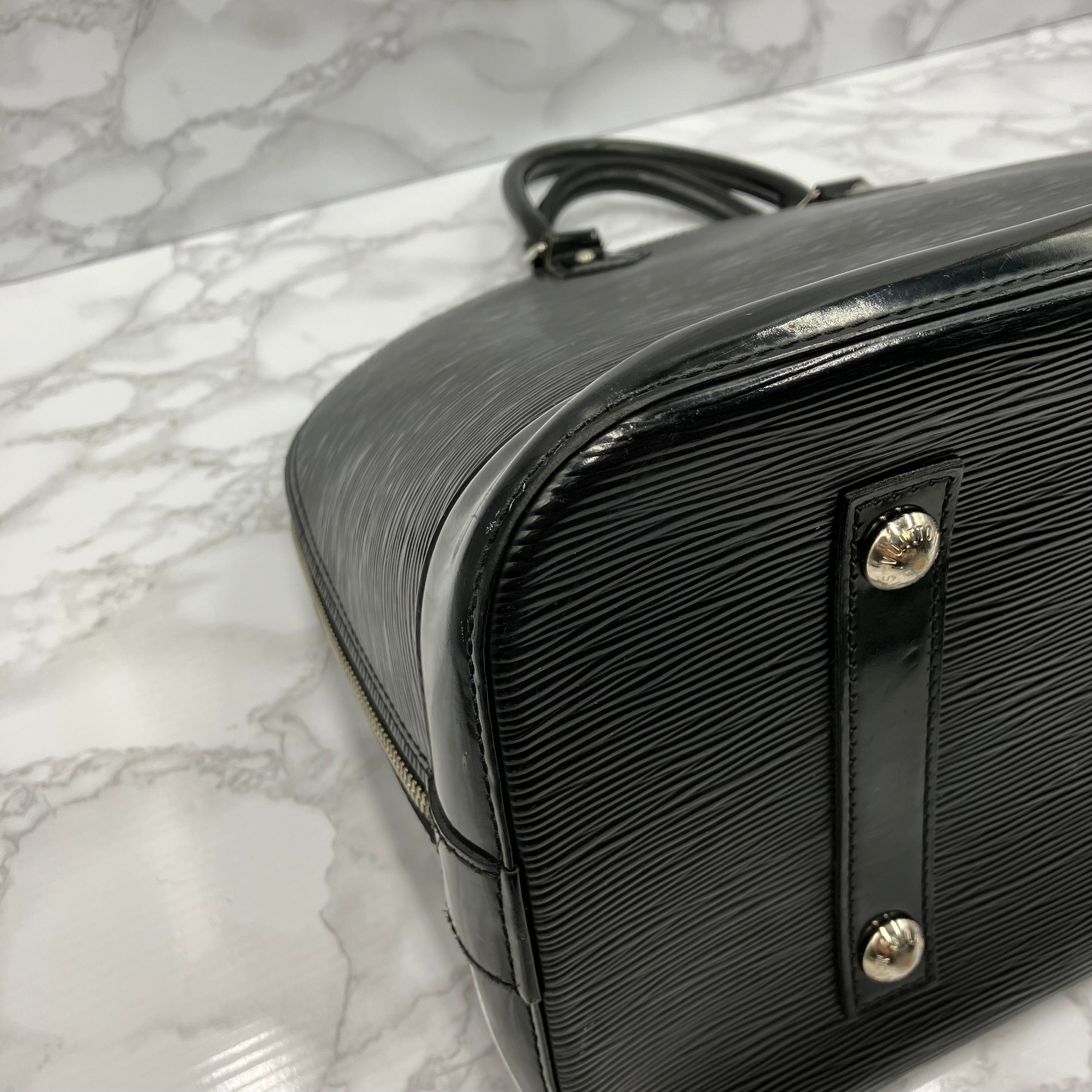 LOUISU VUITTON Epi Alma MM handbag