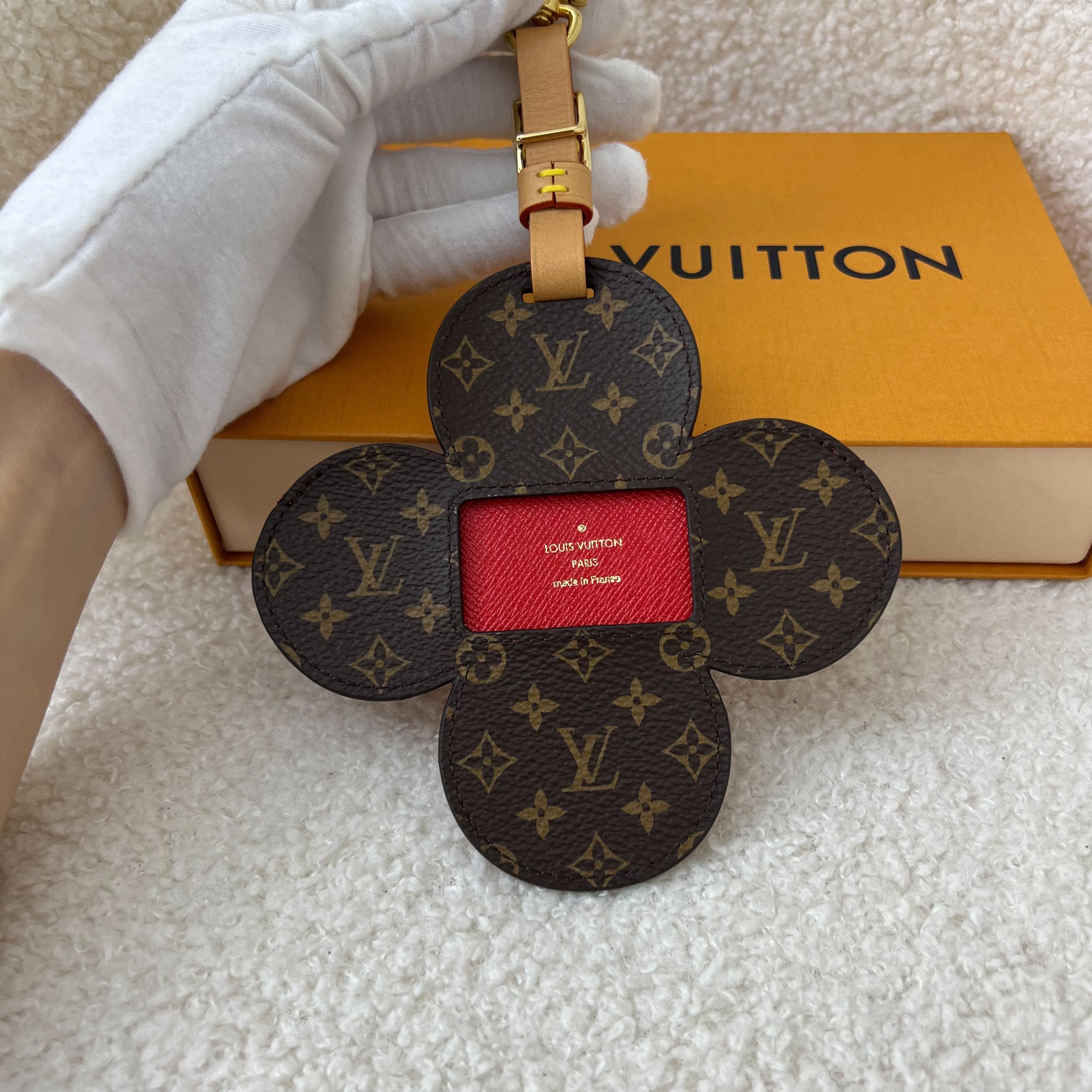 LV Vivienne Luggage Tag in Monogram / Pink