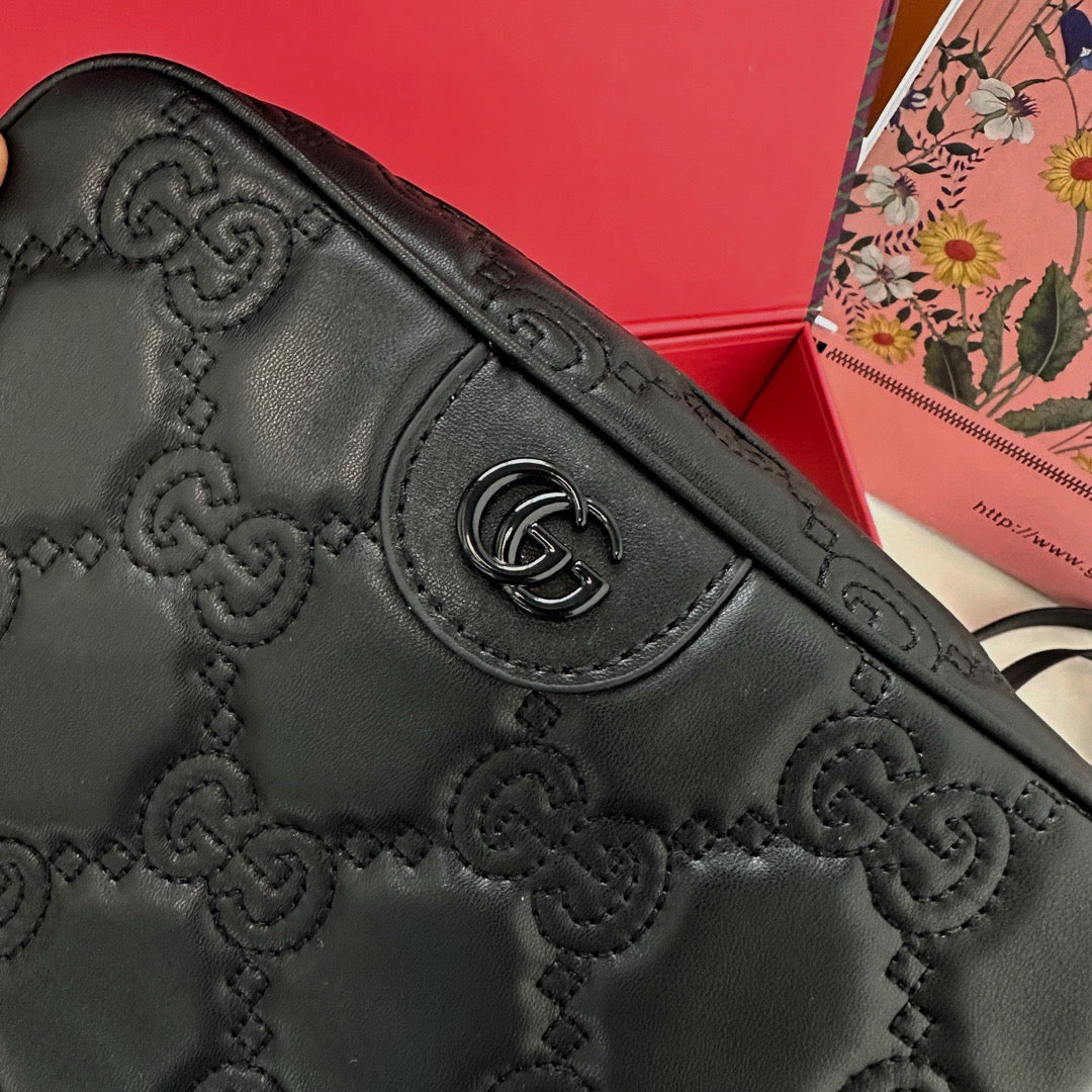 GC535 GG Matelassé Small Bag / 8.5"W x 6.7"H x 2.9"D