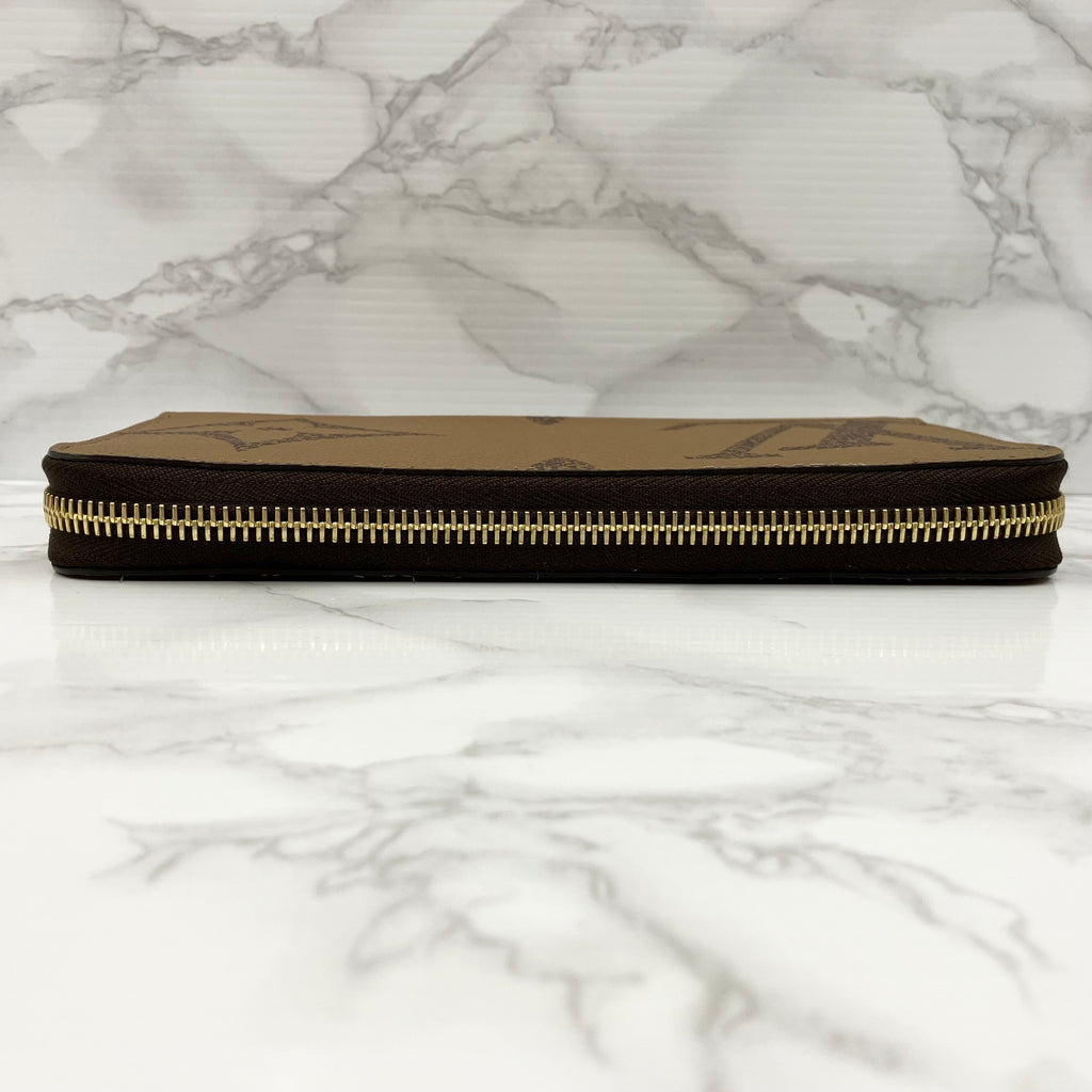 LOUIS VUITTON Monogram Giant reverse Zippy Wallet