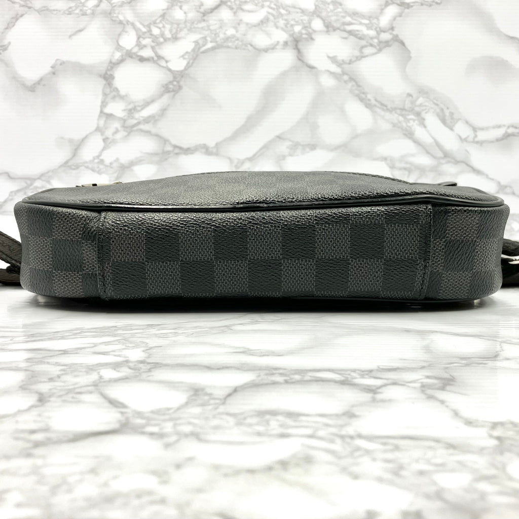 LOUIS VUITTON Damier Graphite Ambler