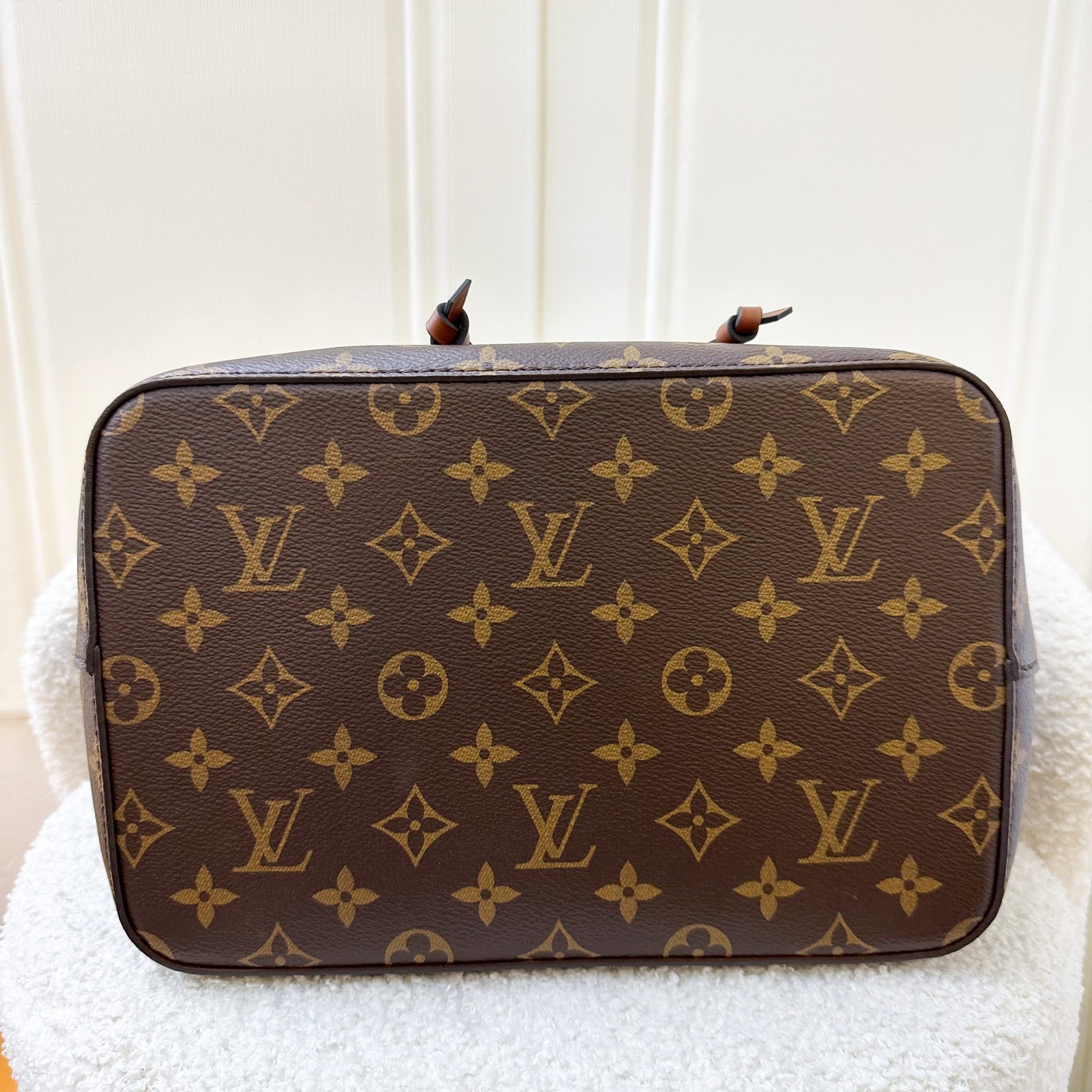 LV Neonoe MM in Monogram Canvas, Caramel Strap and GHW