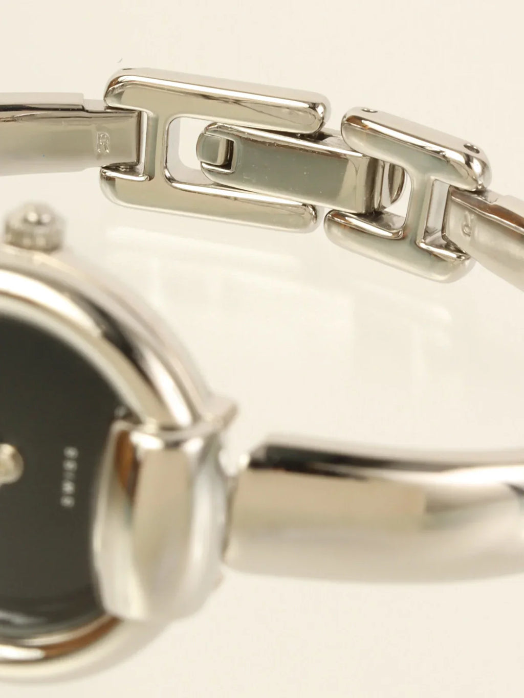 GUCCI Round Face Bangle Watch Silver