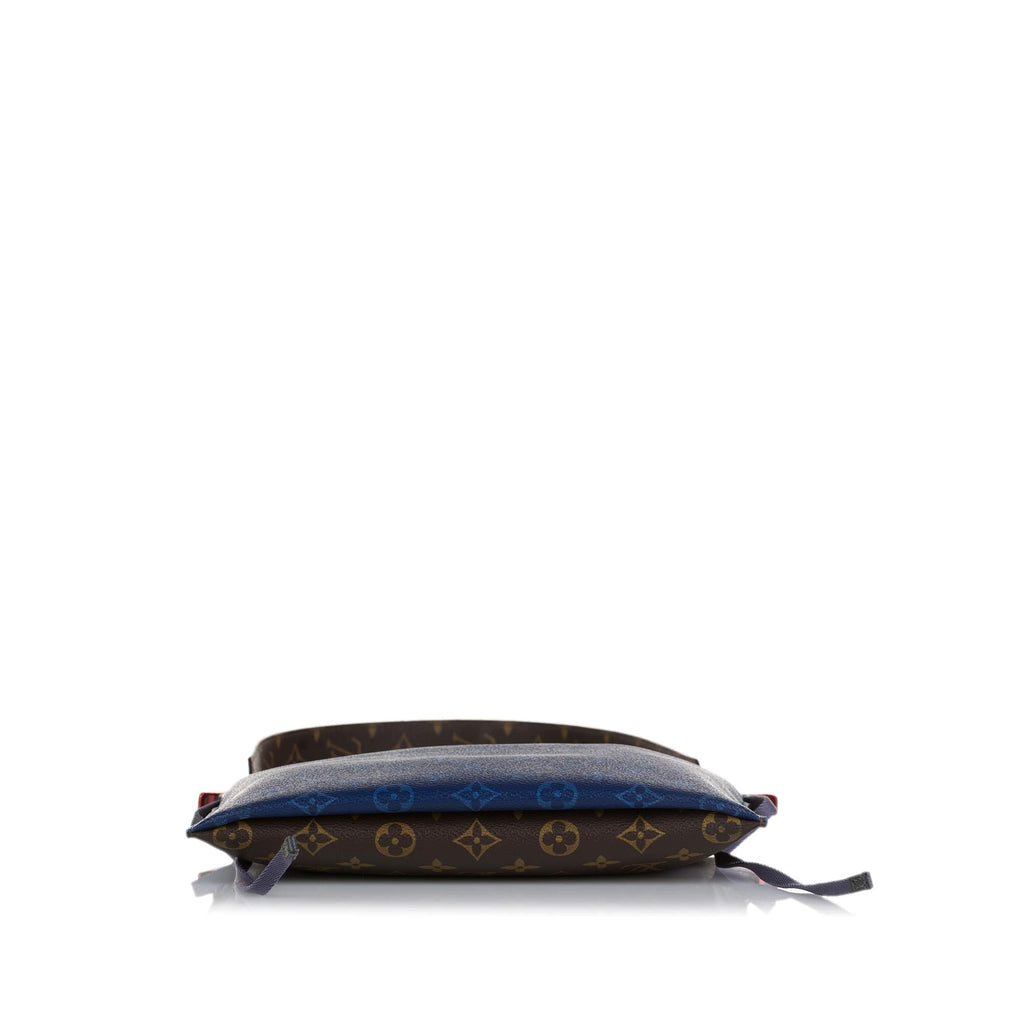 Louis Vuitton Monogram Pacific Outdoor Pouch (SHG-xVf7t5)