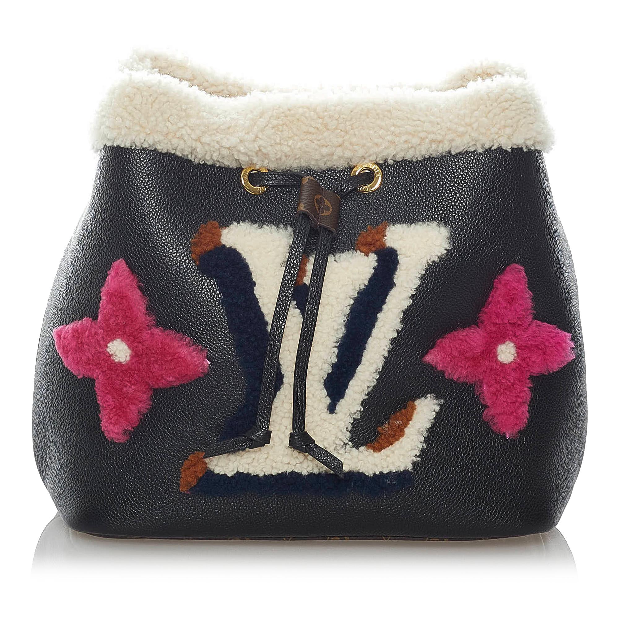 Louis Vuitton Monogram Teddy Shearling Neonoe (SHG-37294)