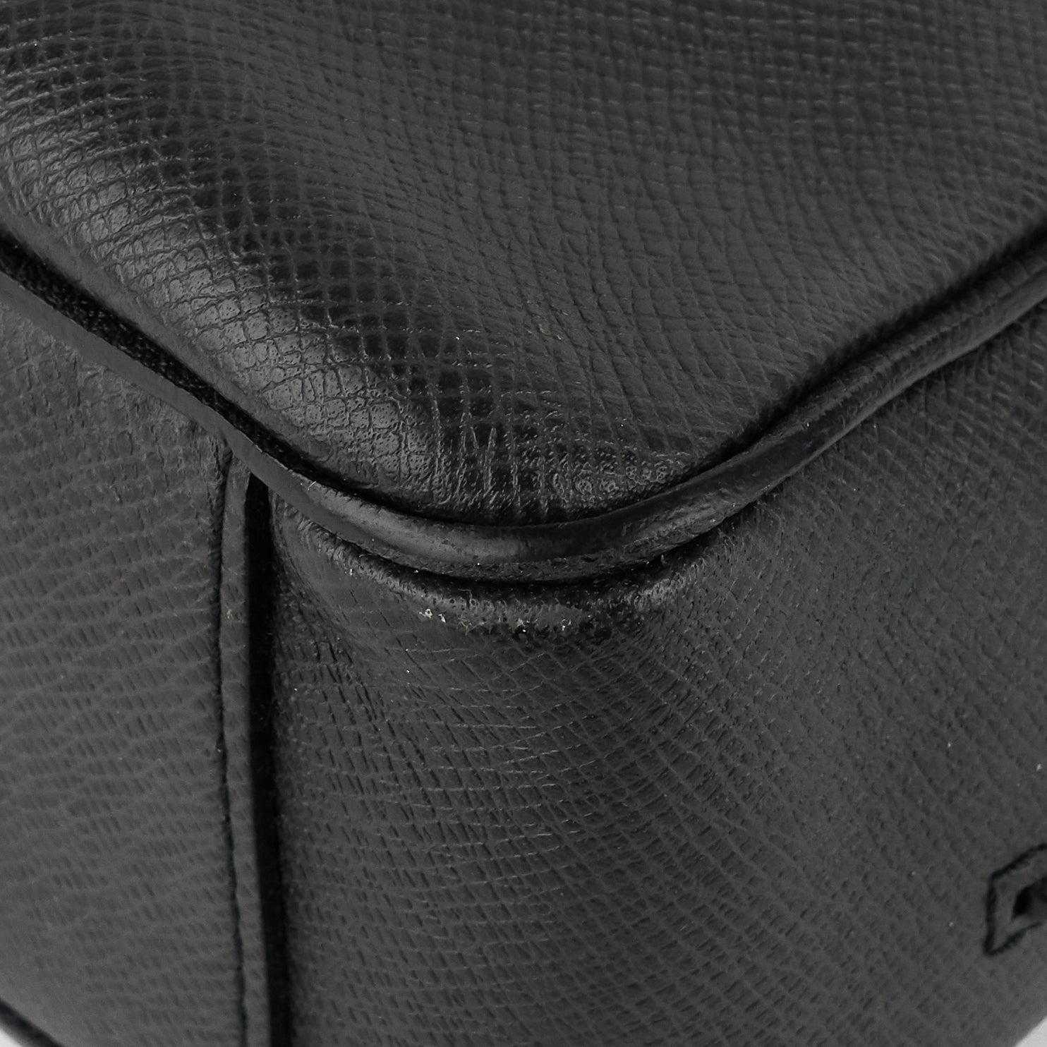 Louis Vuitto Roman MM Taiga Leather Messenger Bag