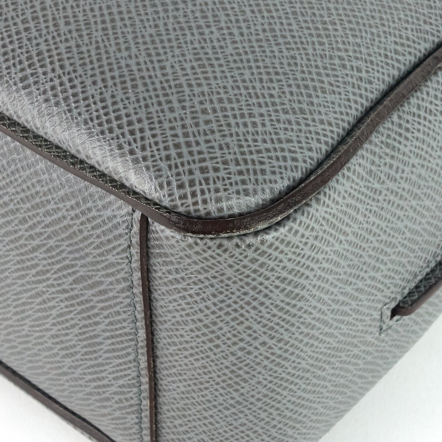 Louis Vuitto Roman MM Taiga Leather Messenger Bag
