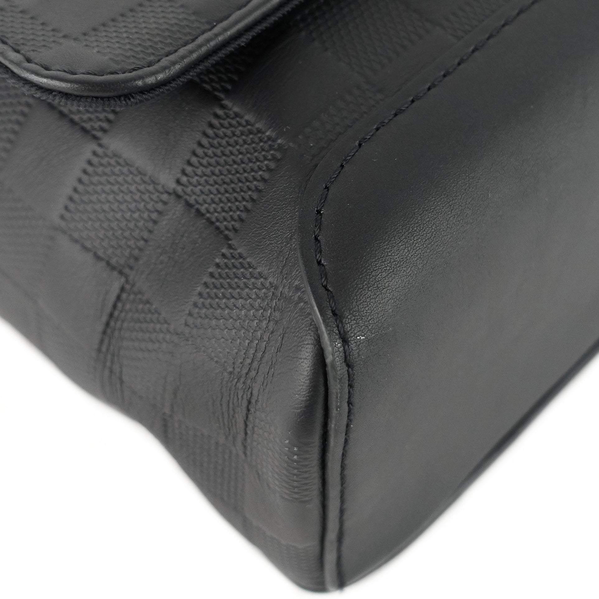 Louis Vuitto District Damier Infini Leather Messenger MM Bag