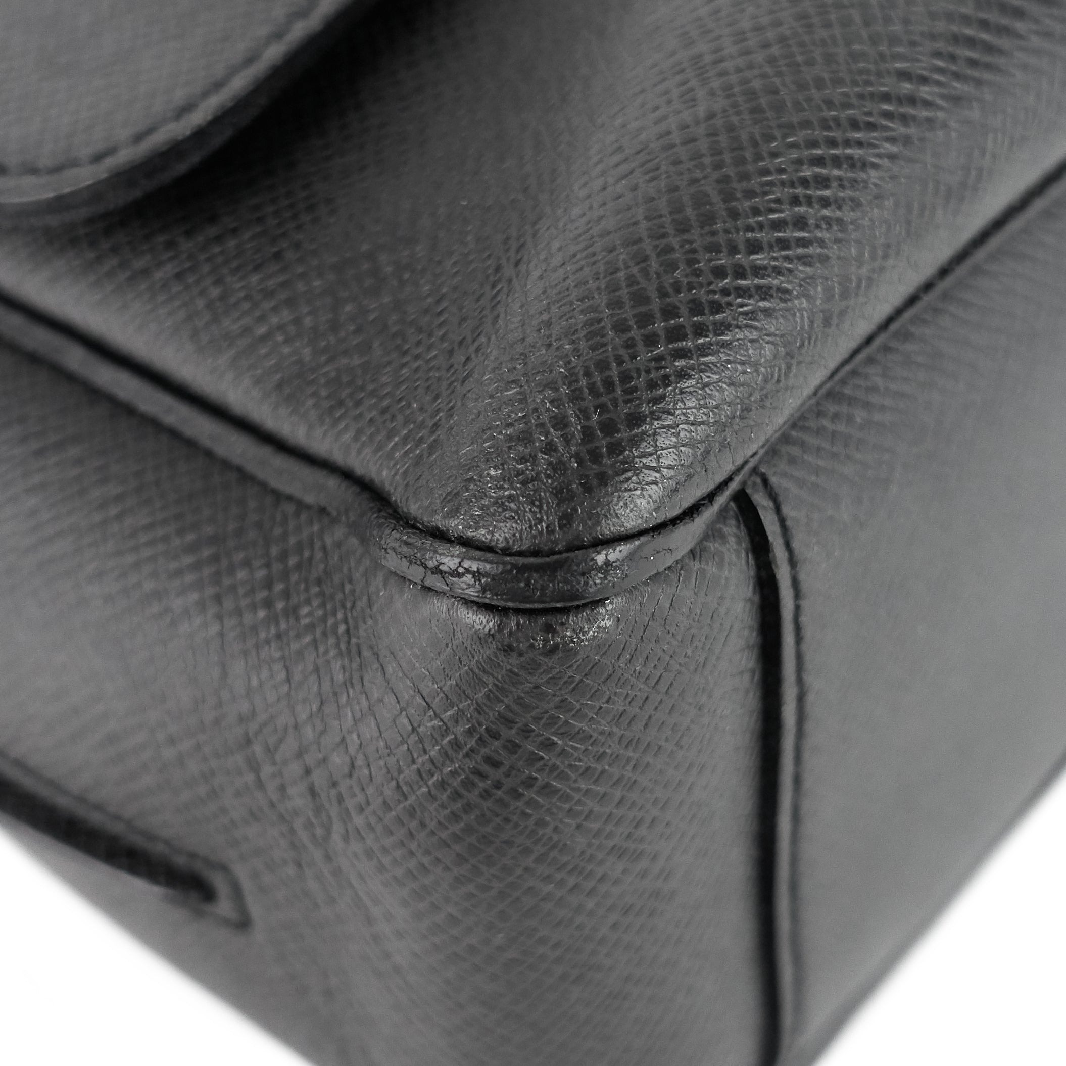 Louis Vuitto Roman MM Taiga Leather Messenger Bag