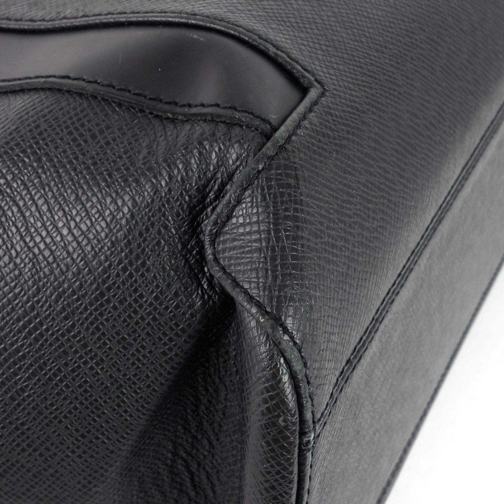 Louis Vuitto Kasbek GM Taiga Leather Bag