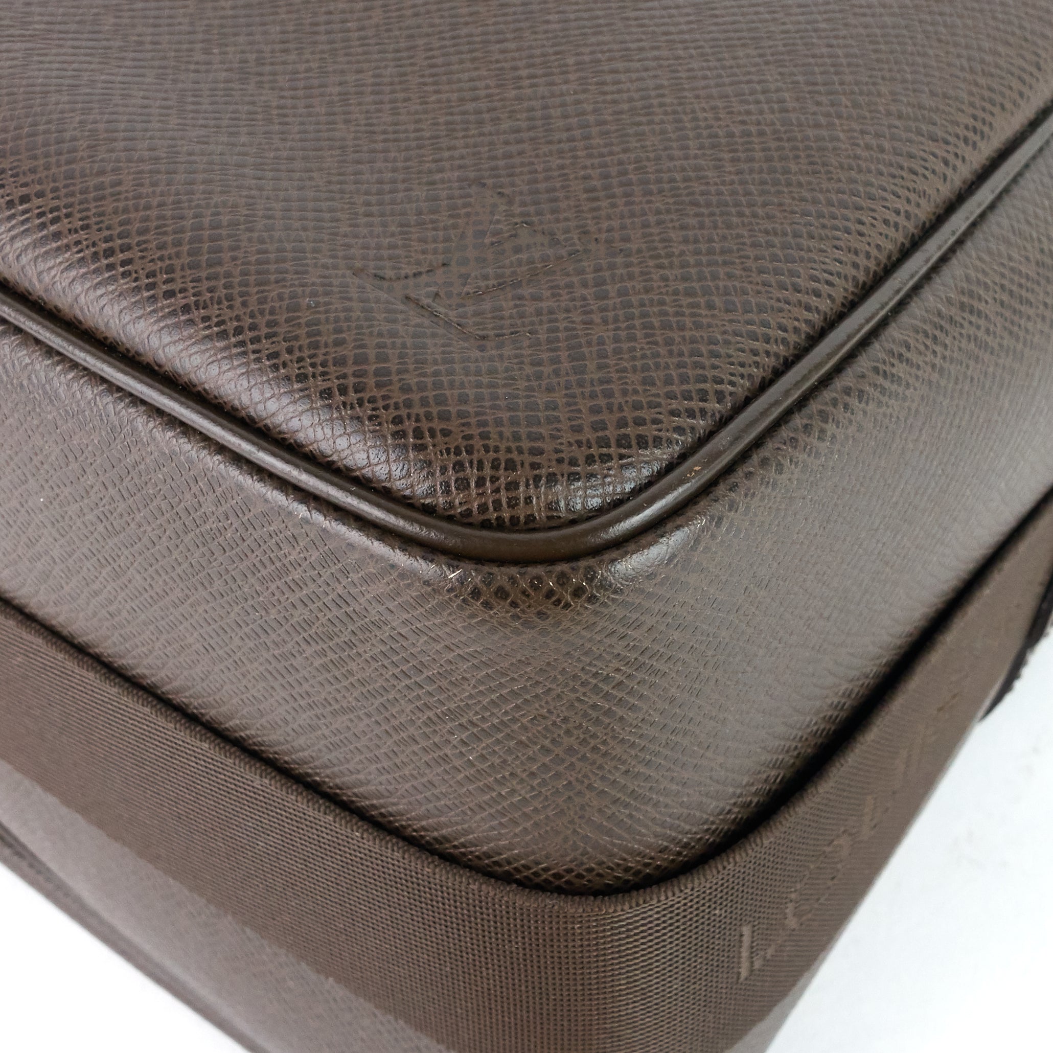 Louis Vuitto Reporter PM Taiga Leather Bag