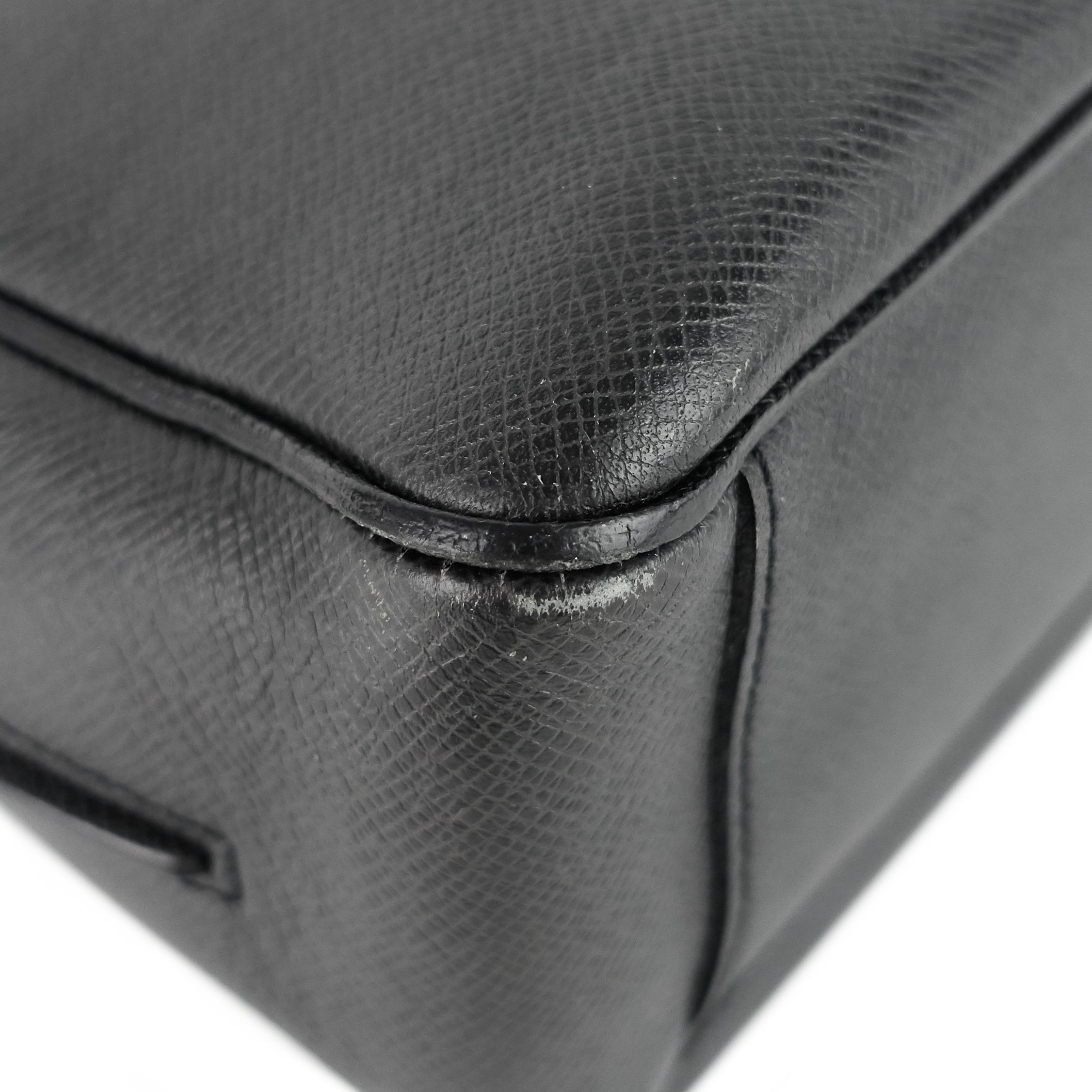Louis Vuitto Roman MM Taiga Leather Messenger Bag