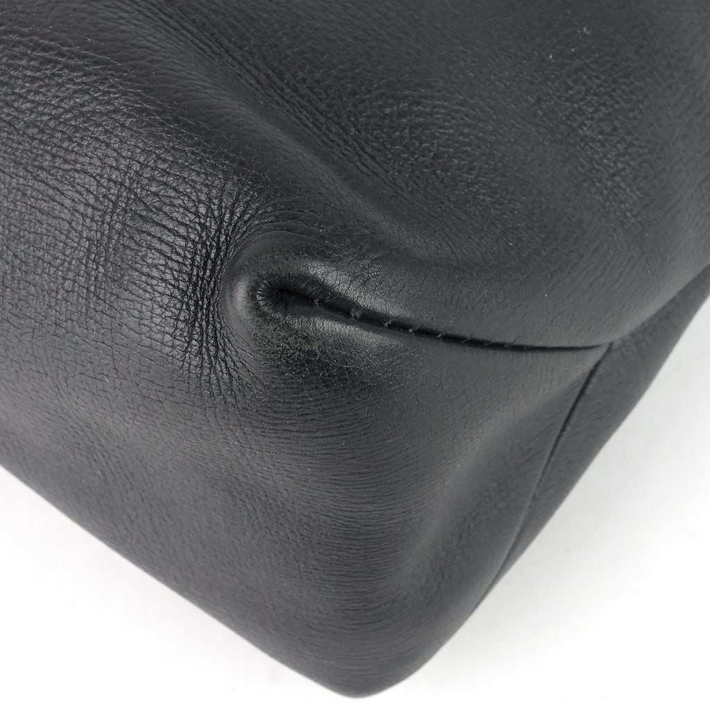 Louis Vuitto Omaha Utah Leather Messenger Bag