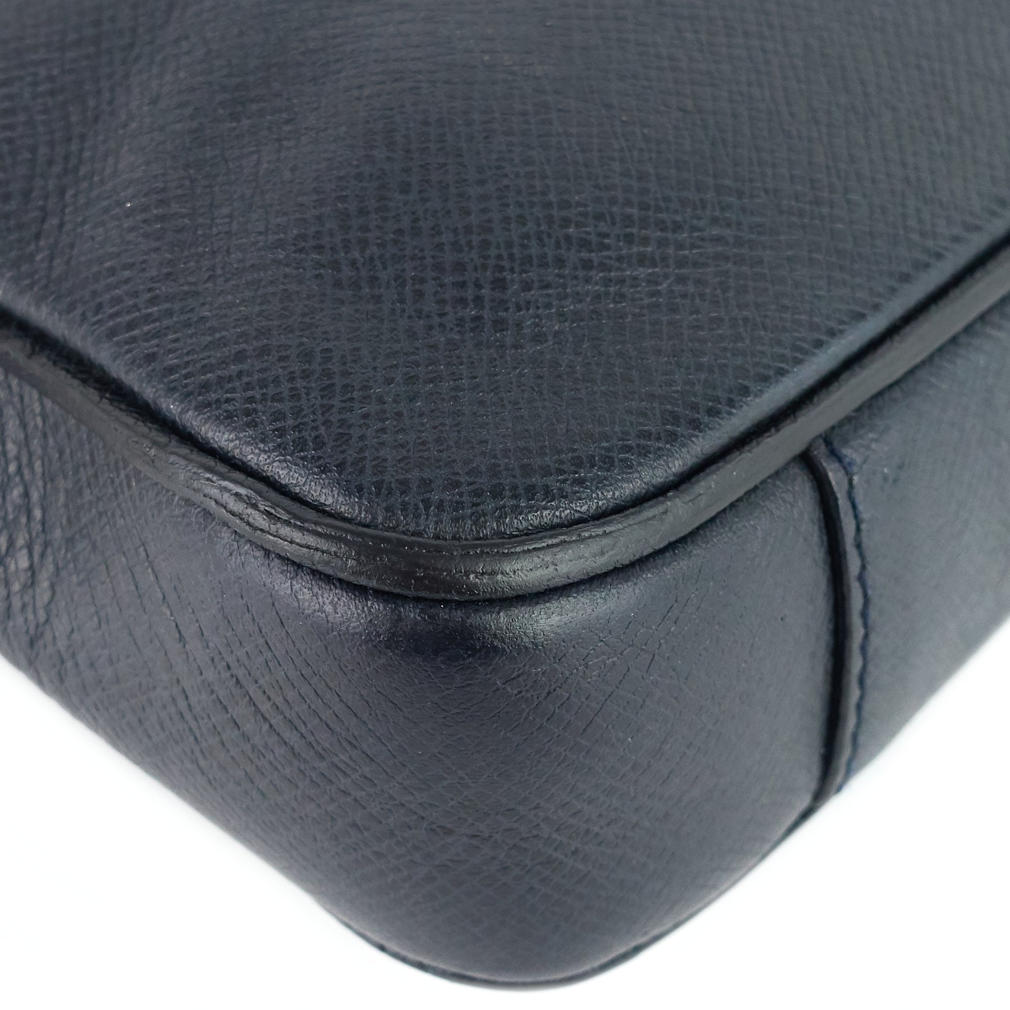 Louis Vuitto Vassili PM Taiga Leather Briefcase Bag