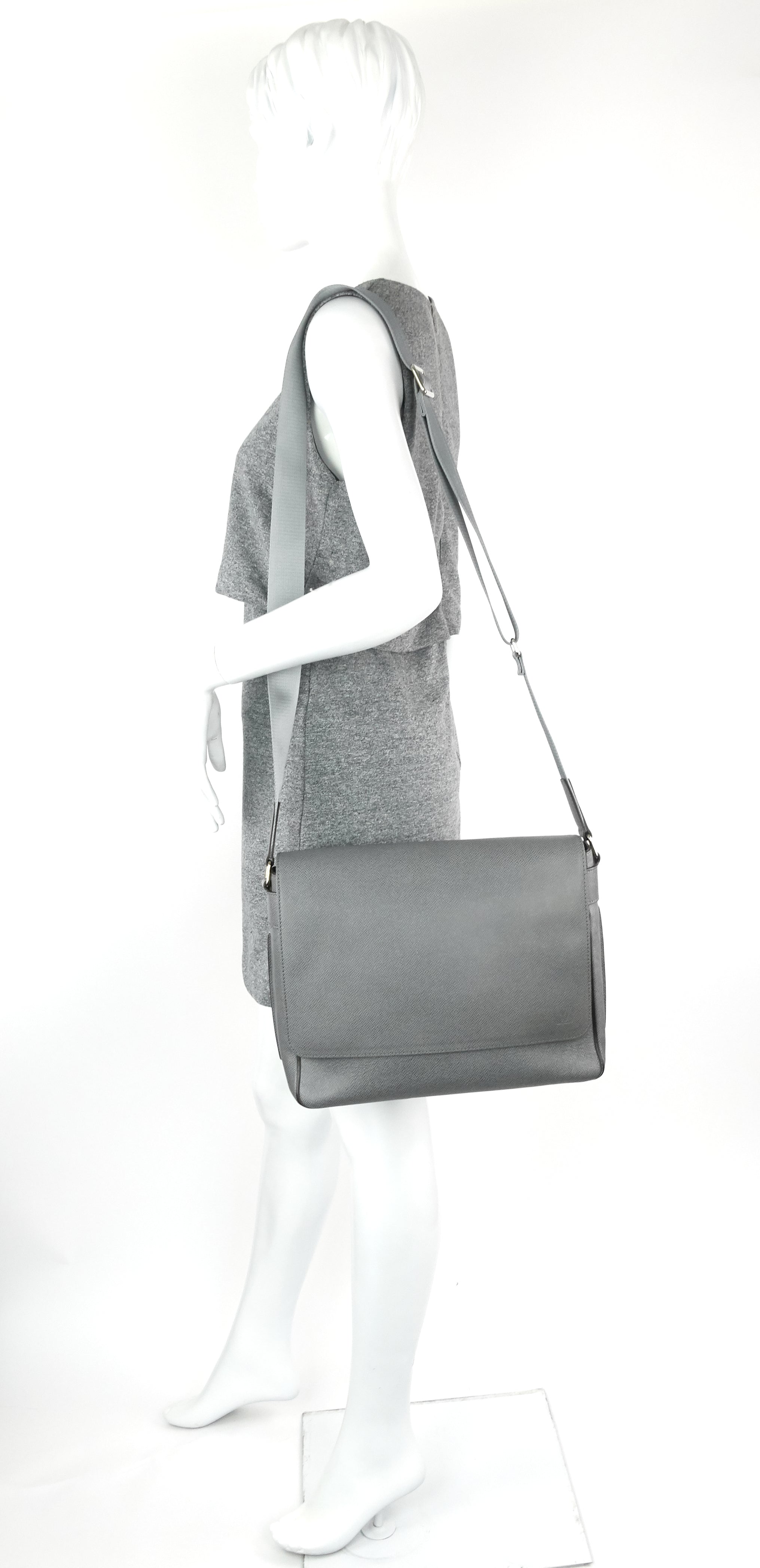 Louis Vuitto Roman MM Taiga Leather Messenger Bag
