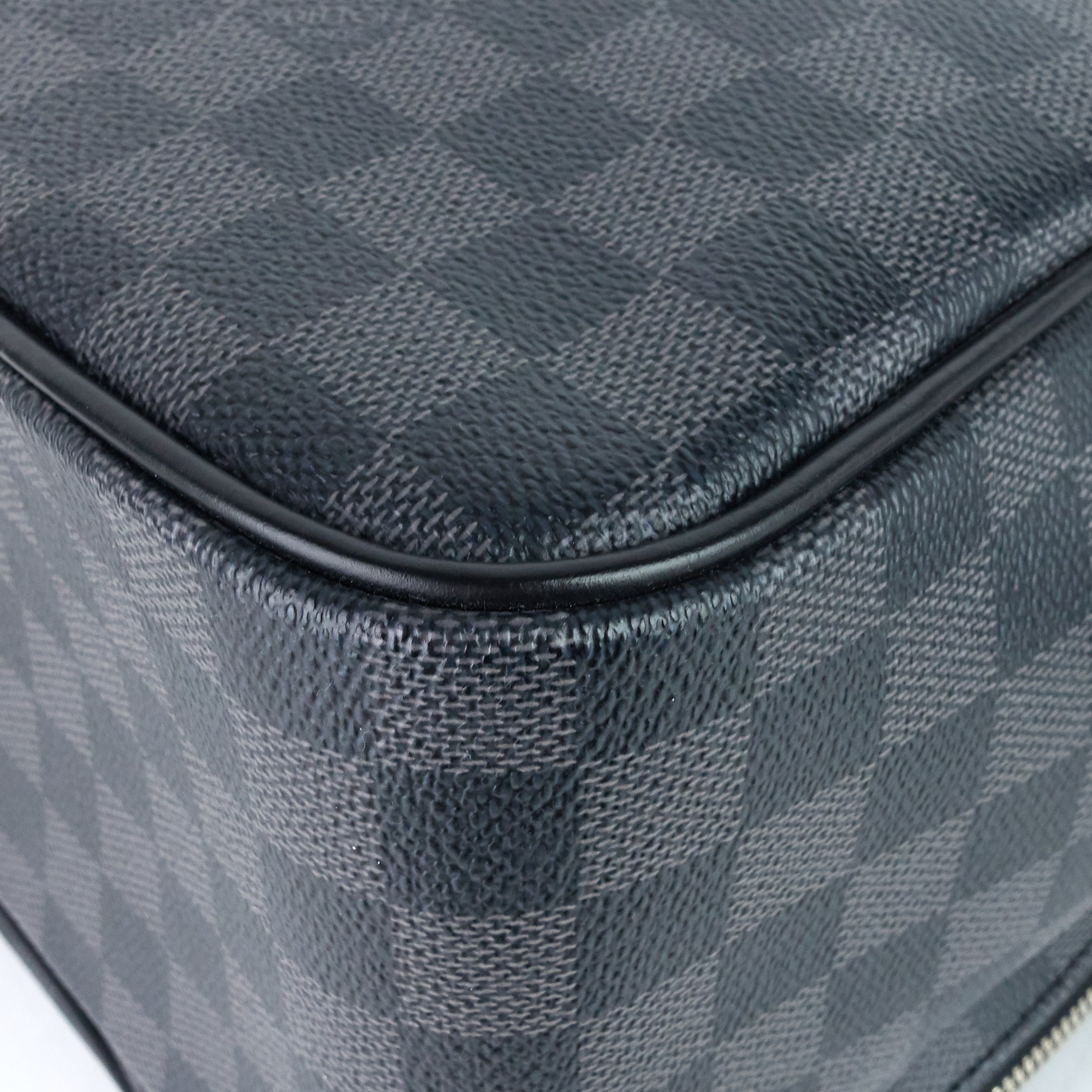 Louis Vuitto Leoh Damier Graphite Canvas Messenger Bag