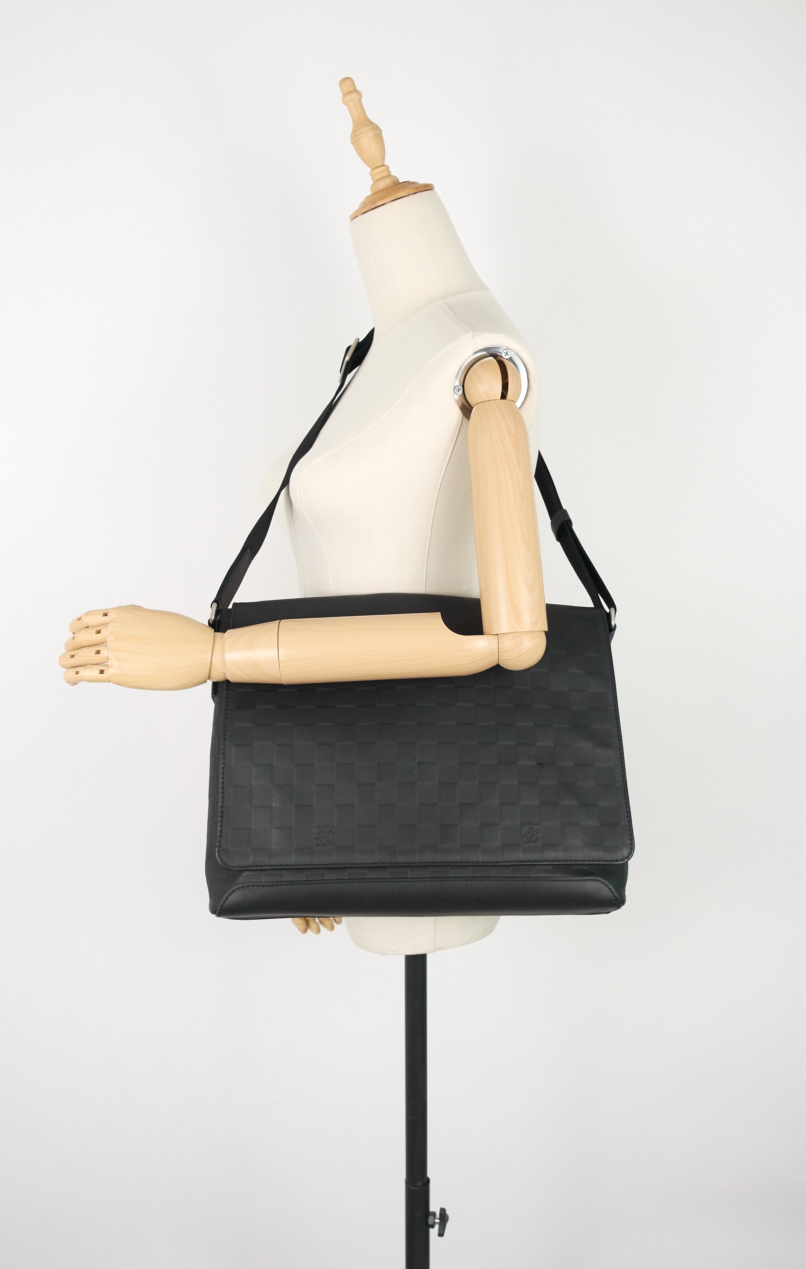 Louis Vuitto District Damier Infini Leather Messenger MM Bag