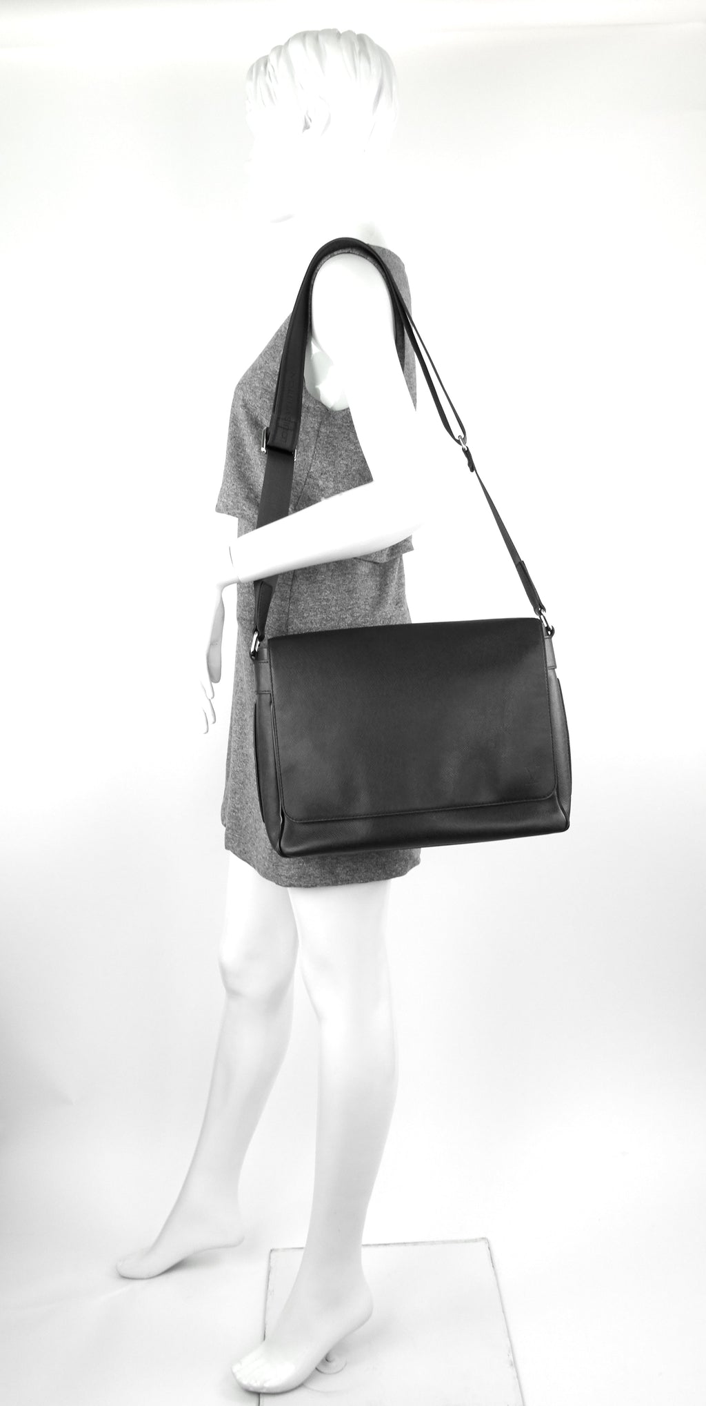 Louis Vuitto Roman MM Taiga Leather Messenger Bag