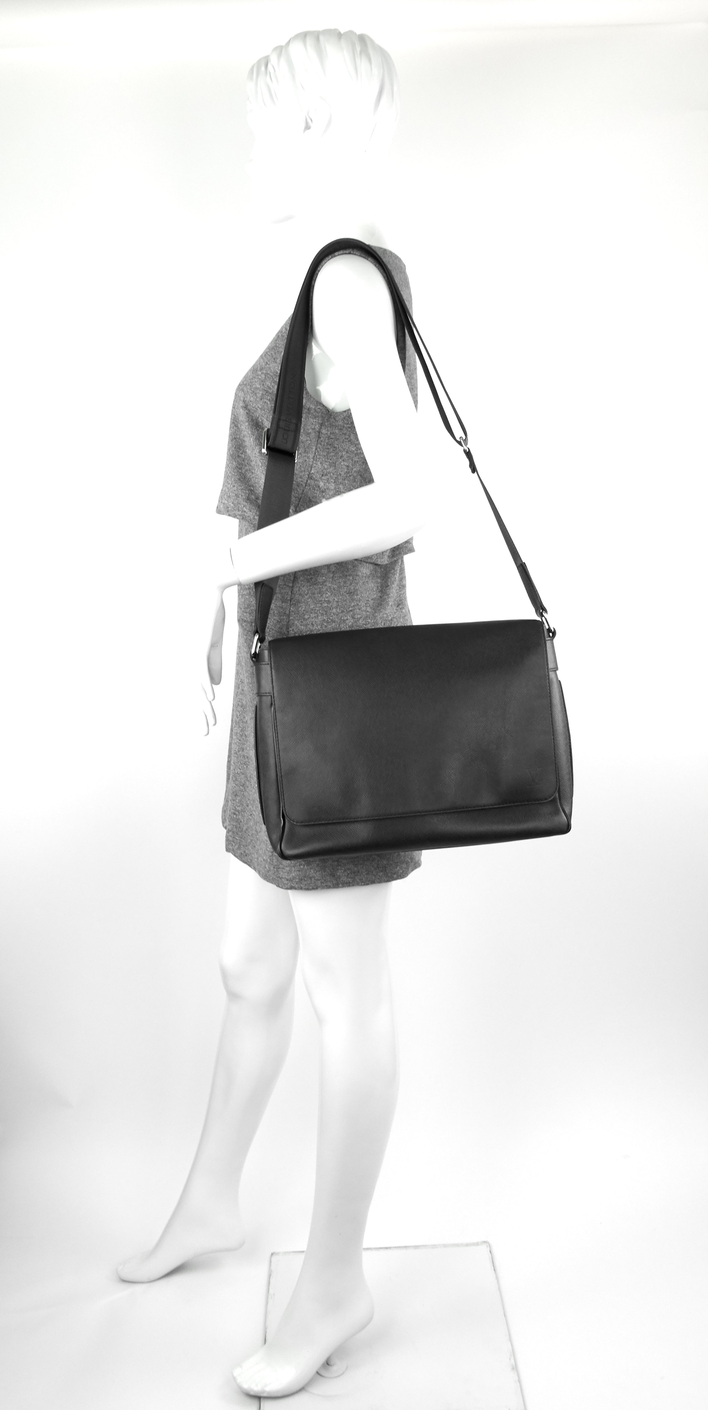 Louis Vuitto Roman MM Taiga Leather Messenger Bag