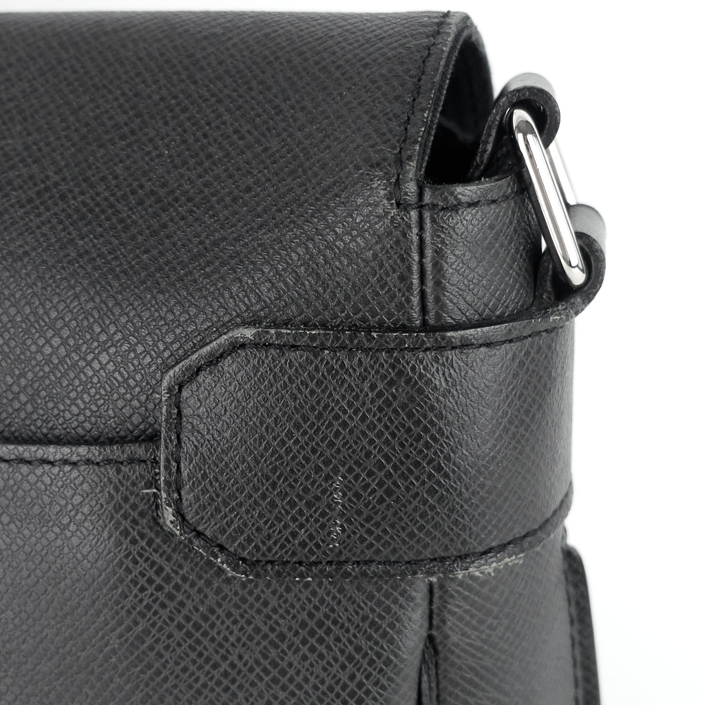 Louis Vuitto Roman MM Taiga Leather Messenger Bag