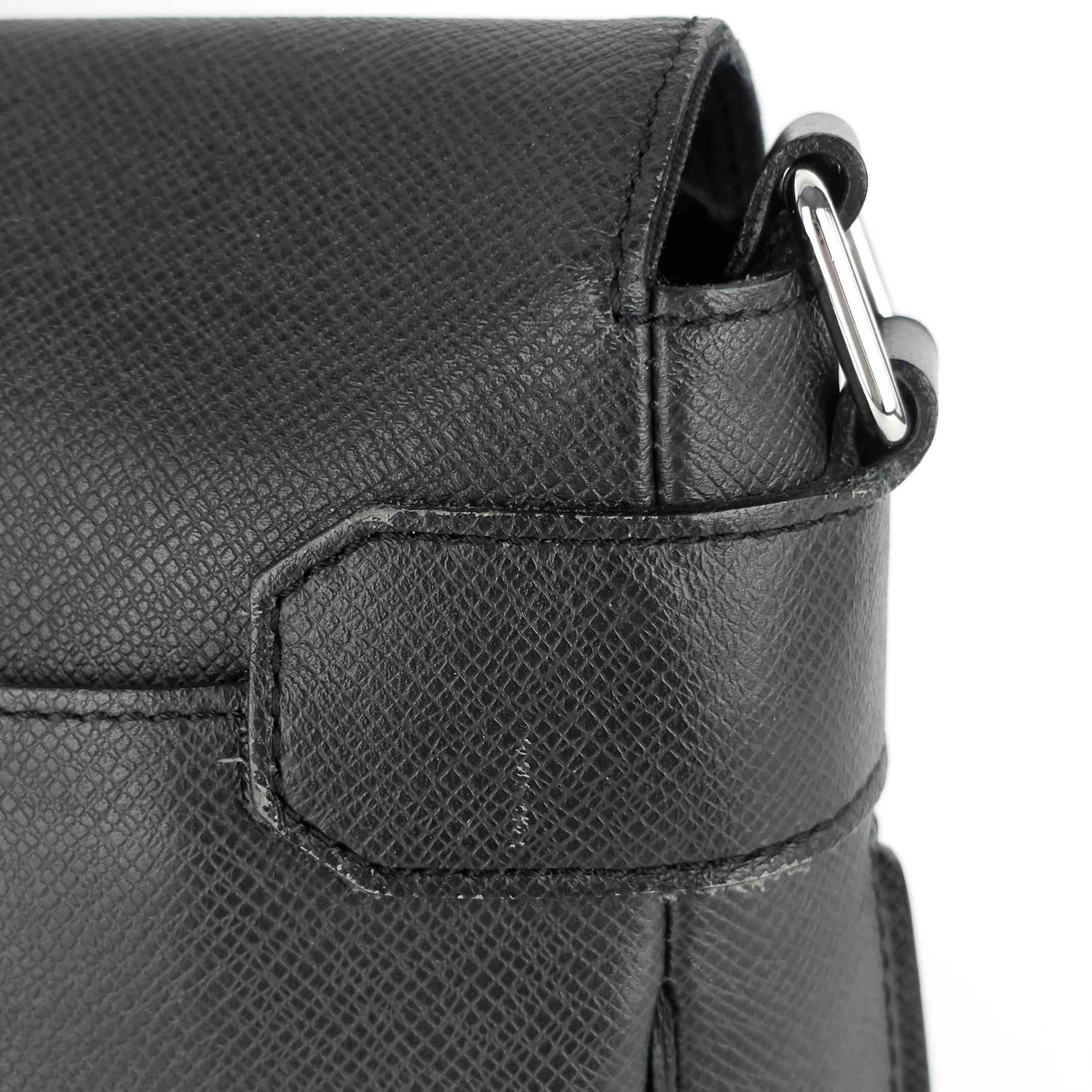 Louis Vuitto Roman MM Taiga Leather Messenger Bag