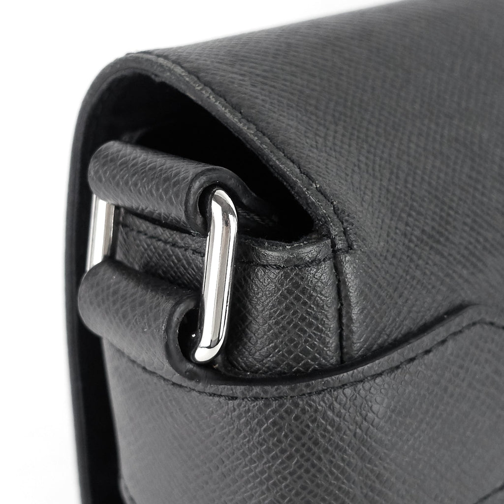 Louis Vuitto Roman MM Taiga Leather Messenger Bag