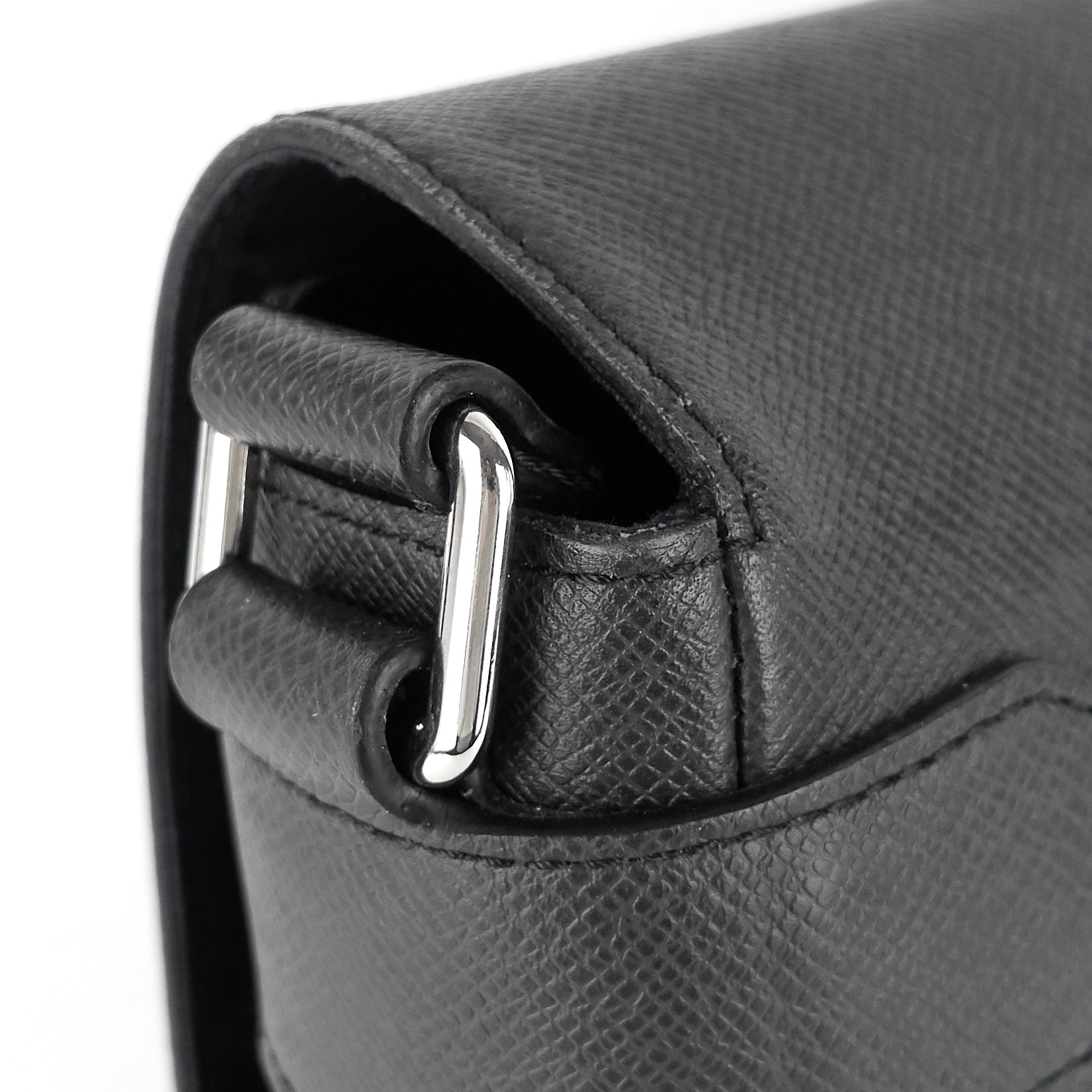 Louis Vuitto Roman MM Taiga Leather Messenger Bag