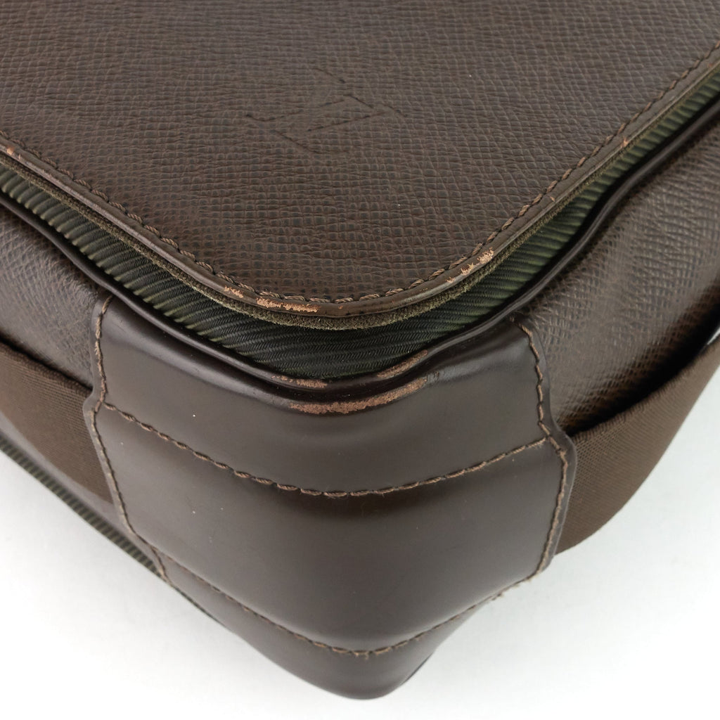 Louis Vuitto Viktor Taiga Leather Messenger Bag