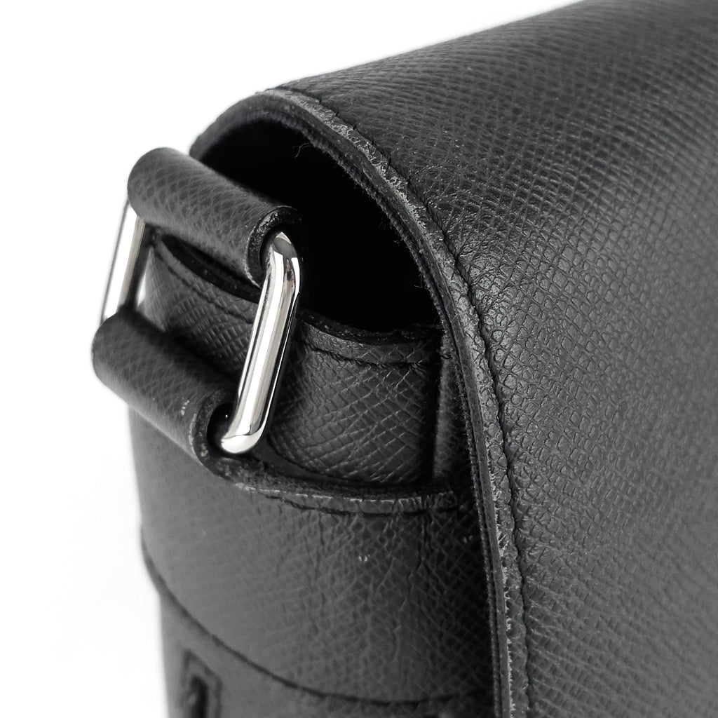 Louis Vuitto Roman MM Taiga Leather Messenger Bag