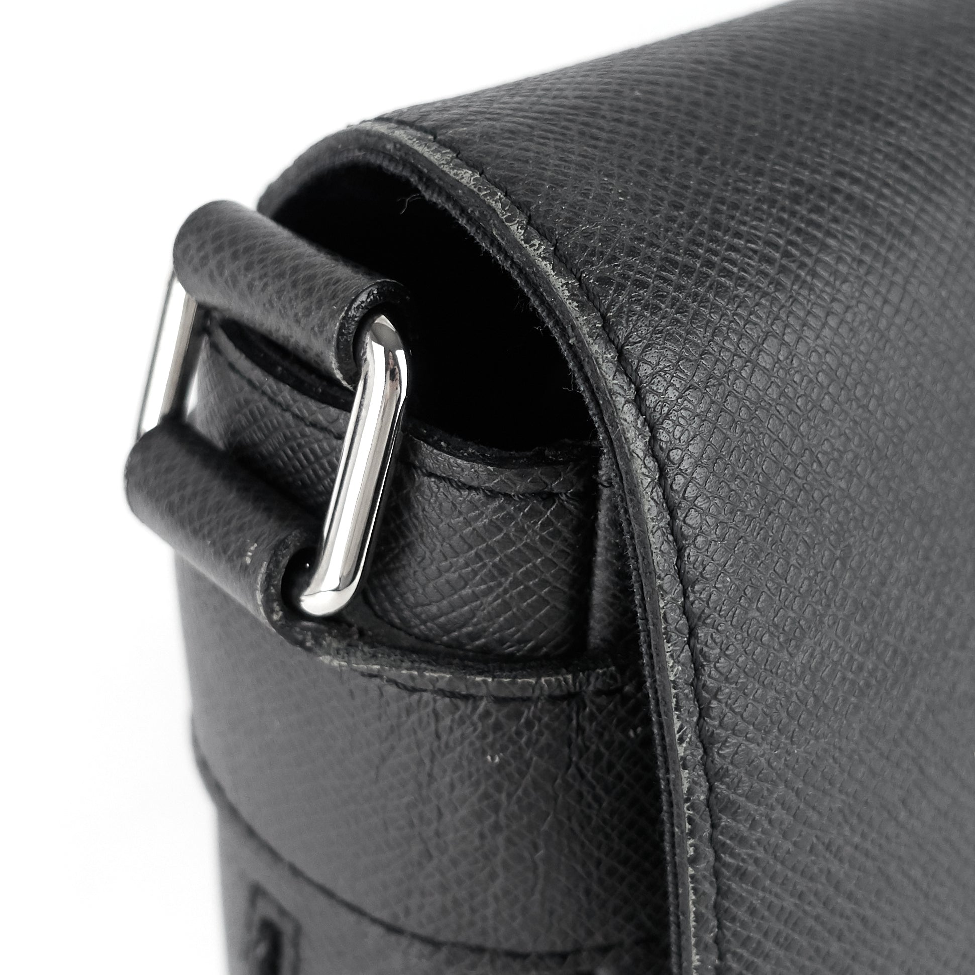Louis Vuitto Roman MM Taiga Leather Messenger Bag