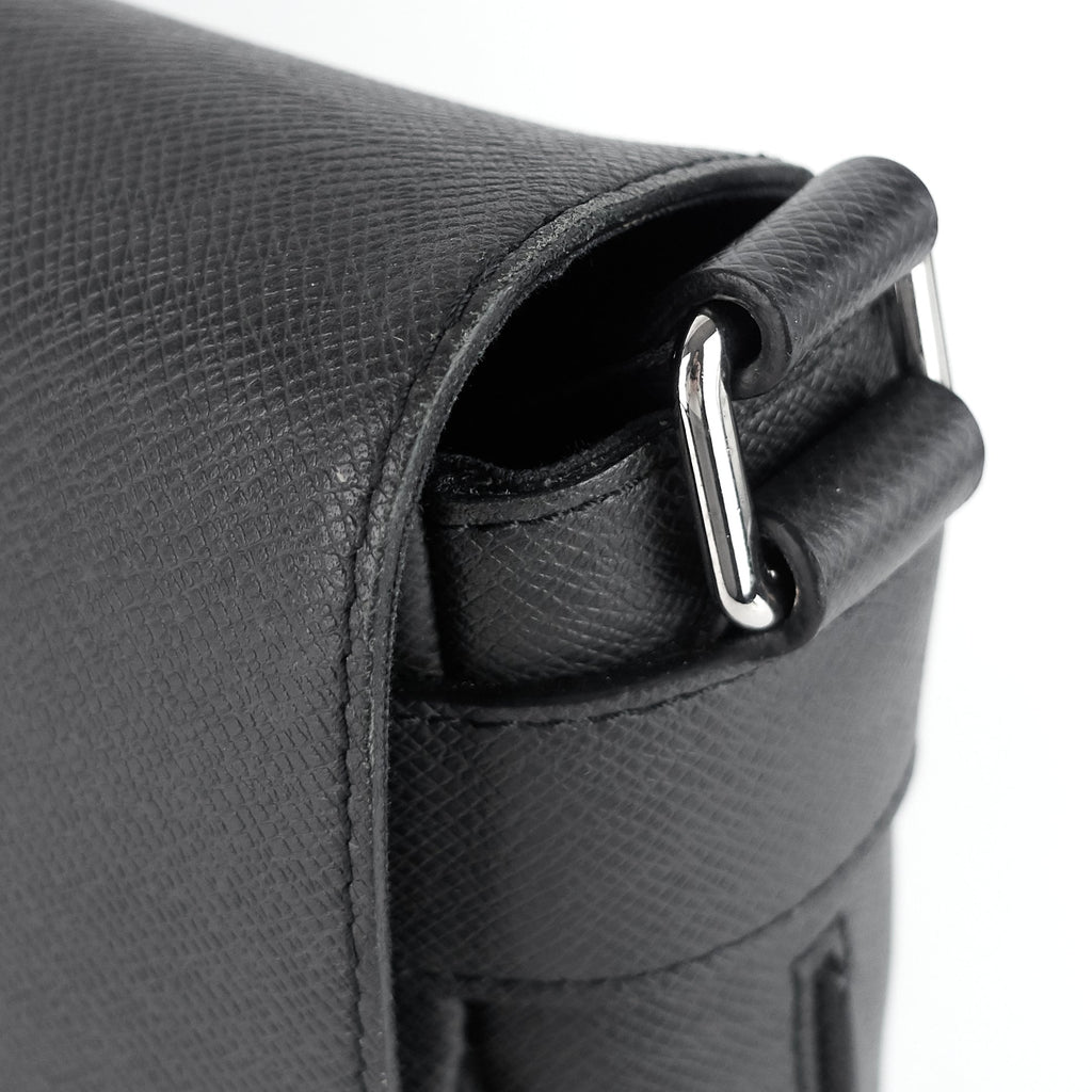 Louis Vuitto Roman MM Taiga Leather Messenger Bag