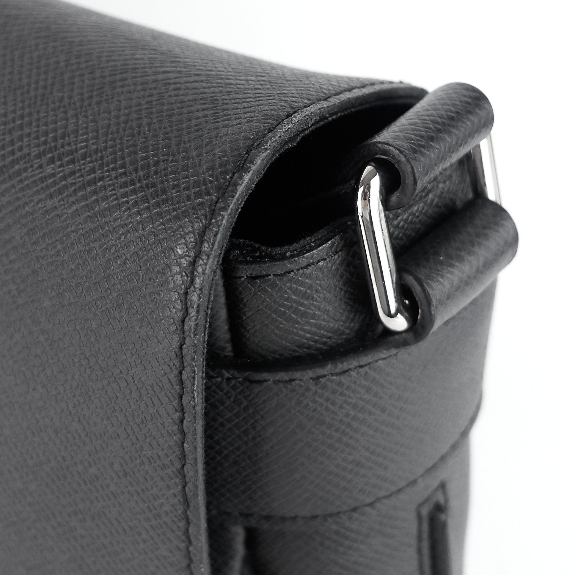Louis Vuitto Roman MM Taiga Leather Messenger Bag