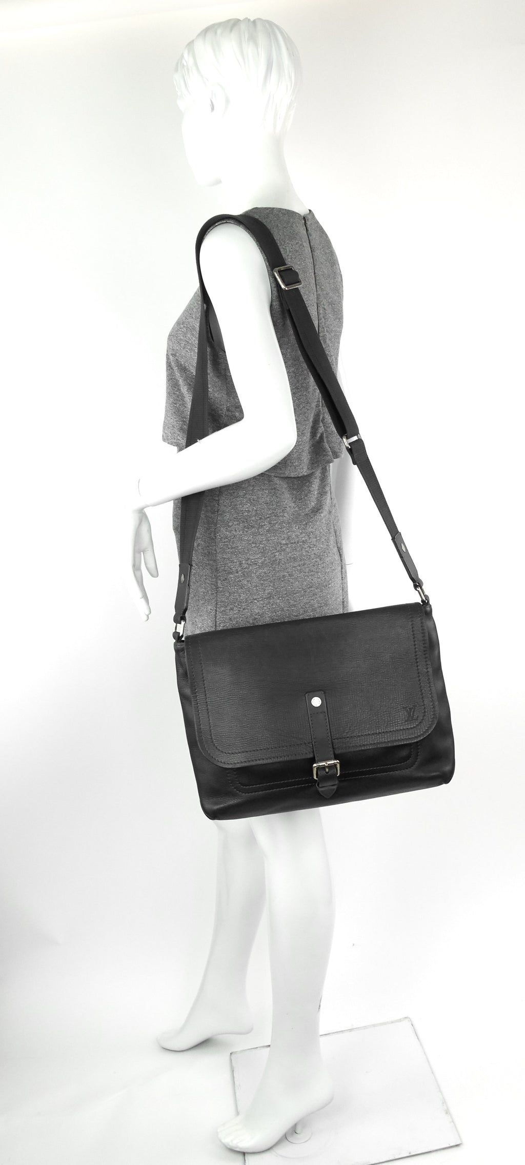 Louis Vuitto Omaha Utah Leather Messenger Bag