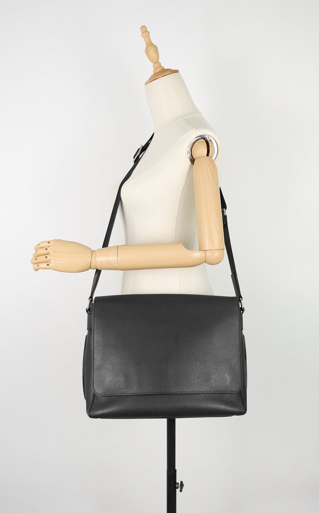 Louis Vuitto Roman MM Taiga Leather Messenger Bag
