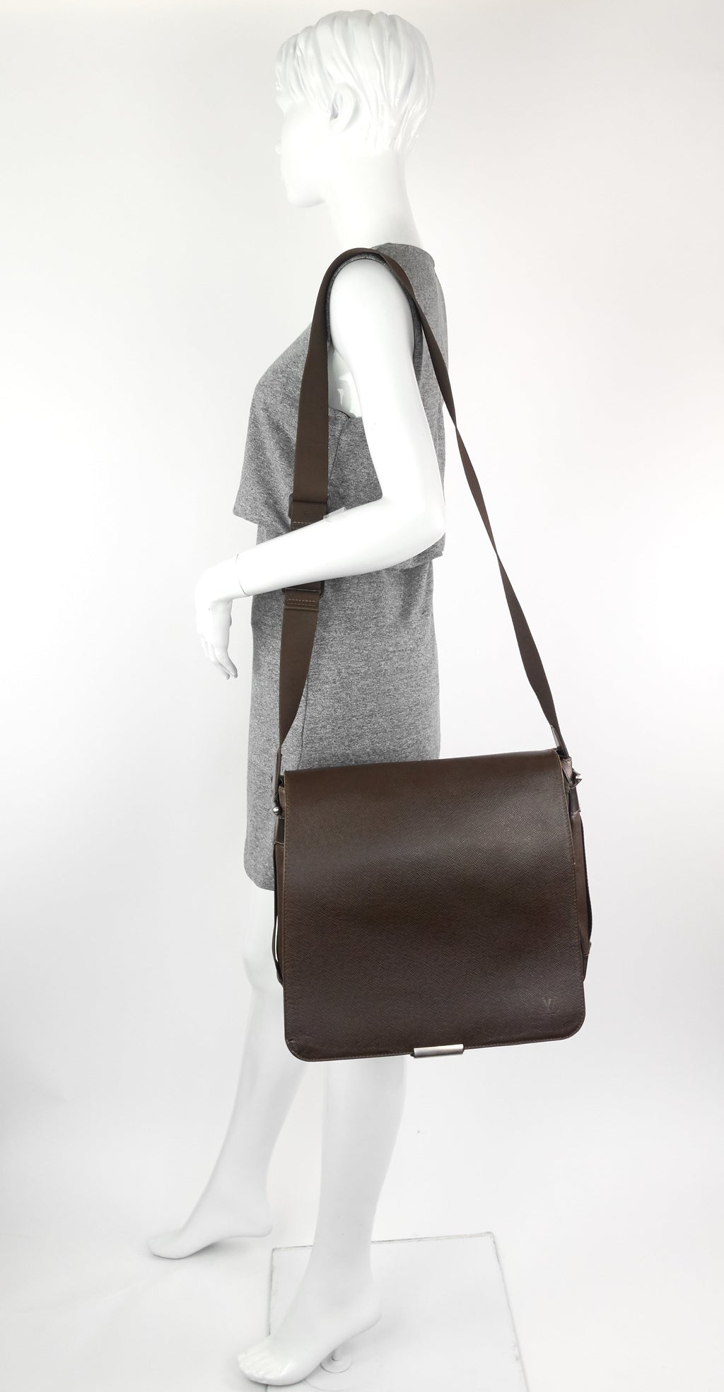 Louis Vuitto Viktor Taiga Leather Messenger Bag