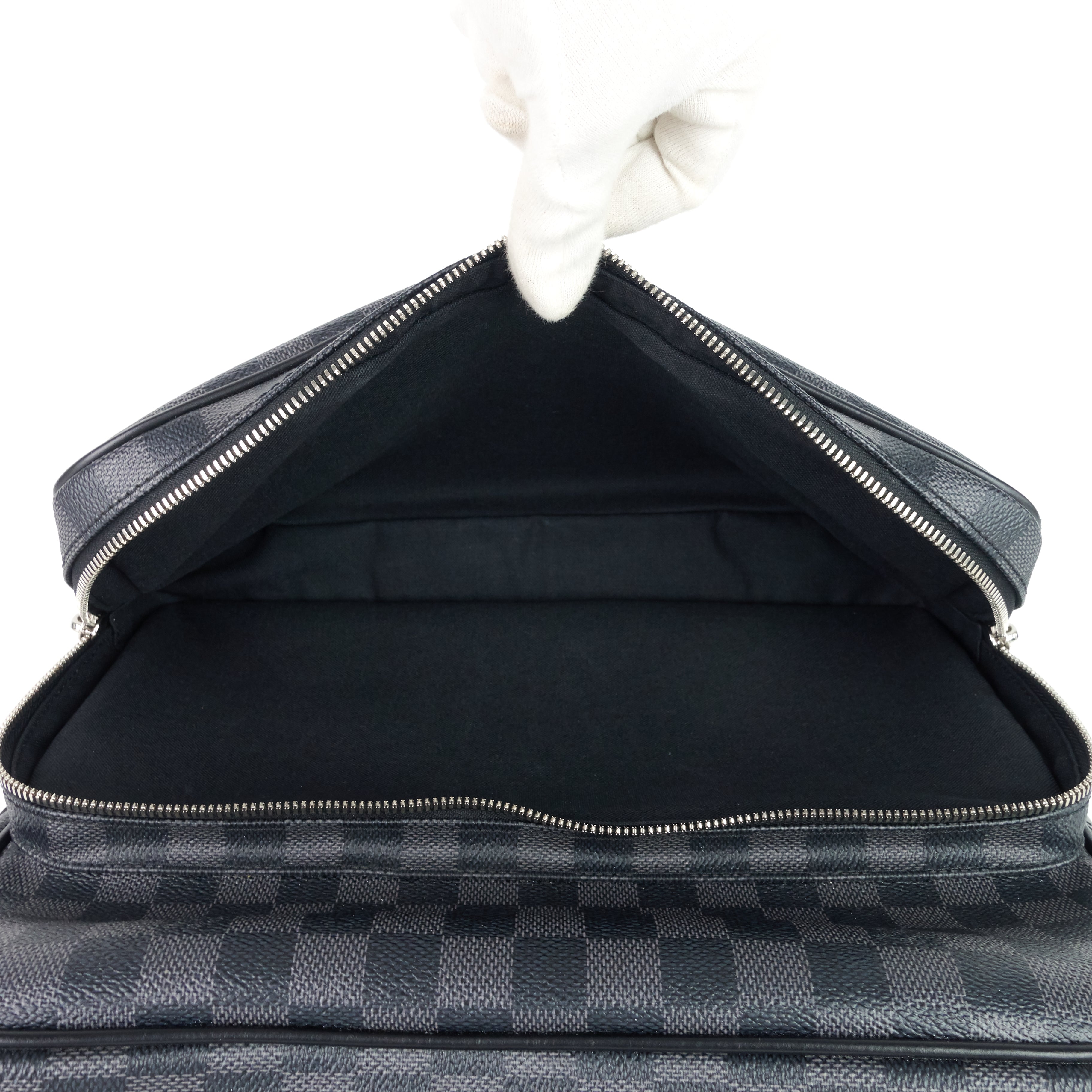 Louis Vuitto Leoh Damier Graphite Canvas Messenger Bag