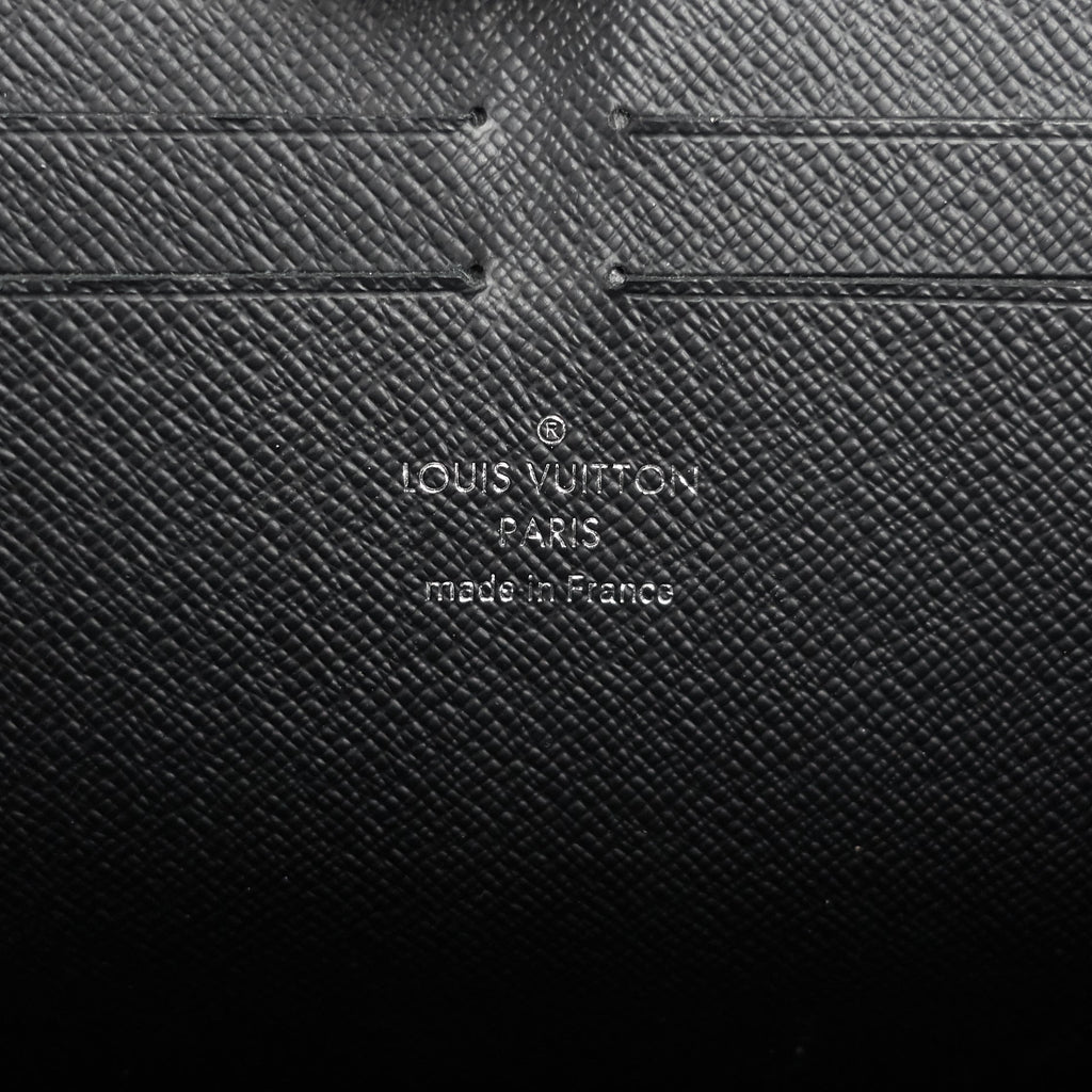 Louis Vuitto Voyage MM Taiga Leather Pochette Bag