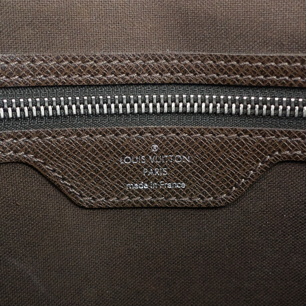 Louis Vuitto Roman MM Taiga Leather Messenger Bag